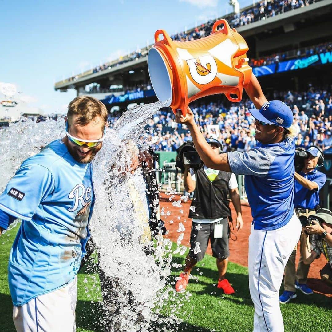 サルバドール・ペレスさんのインスタグラム写真 - (サルバドール・ペレスInstagram)「Alex, you are more than a teammate, you are my brother. You’ve represented our team and Kansas City for the past 14 years better than anyone. Through the highs and lows, you’ve always led by example. You have always been a shining example of the hard work and dedication it takes to play this game. I am going to miss you so much brother! May God continue to bless you in your next chapter.#foreverroyal💙 Alex eres mas q un compañero eres como mi hermano. Tú representaste nuestro equipo y Kansas City por los los últimos 14 años mejor q cualquier otra persona. En las buenas y en las malas siempre me ayudaste a liderar con ejemplos. Tú siempre has sido un ejemplo de la dedicación y trabajo duro q se requiere para triunfar en este juego. Te vamos a extrañar mucho mi hermano. Q Dios te siga bendiciendo en lo q será tu próximo capítulo.   Gracias por todo」9月25日 3時40分 - salvadorp13