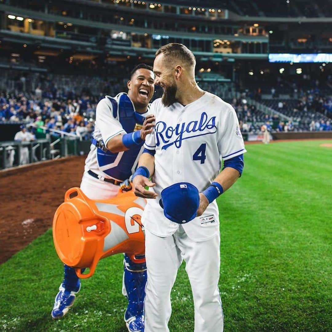 サルバドール・ペレスさんのインスタグラム写真 - (サルバドール・ペレスInstagram)「Alex, you are more than a teammate, you are my brother. You’ve represented our team and Kansas City for the past 14 years better than anyone. Through the highs and lows, you’ve always led by example. You have always been a shining example of the hard work and dedication it takes to play this game. I am going to miss you so much brother! May God continue to bless you in your next chapter.#foreverroyal💙 Alex eres mas q un compañero eres como mi hermano. Tú representaste nuestro equipo y Kansas City por los los últimos 14 años mejor q cualquier otra persona. En las buenas y en las malas siempre me ayudaste a liderar con ejemplos. Tú siempre has sido un ejemplo de la dedicación y trabajo duro q se requiere para triunfar en este juego. Te vamos a extrañar mucho mi hermano. Q Dios te siga bendiciendo en lo q será tu próximo capítulo.   Gracias por todo」9月25日 3時40分 - salvadorp13