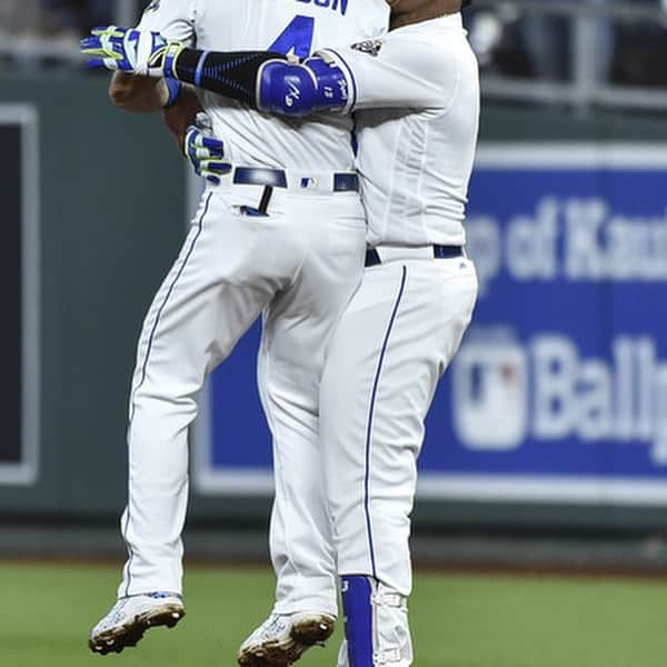 サルバドール・ペレスさんのインスタグラム写真 - (サルバドール・ペレスInstagram)「Alex, you are more than a teammate, you are my brother. You’ve represented our team and Kansas City for the past 14 years better than anyone. Through the highs and lows, you’ve always led by example. You have always been a shining example of the hard work and dedication it takes to play this game. I am going to miss you so much brother! May God continue to bless you in your next chapter.#foreverroyal💙 Alex eres mas q un compañero eres como mi hermano. Tú representaste nuestro equipo y Kansas City por los los últimos 14 años mejor q cualquier otra persona. En las buenas y en las malas siempre me ayudaste a liderar con ejemplos. Tú siempre has sido un ejemplo de la dedicación y trabajo duro q se requiere para triunfar en este juego. Te vamos a extrañar mucho mi hermano. Q Dios te siga bendiciendo en lo q será tu próximo capítulo.   Gracias por todo」9月25日 3時40分 - salvadorp13