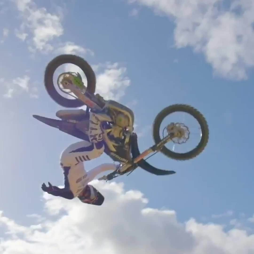 のインスタグラム：「throwing it back to this insane drone shot of @tylerbereman taking flight at Farm Jam 🤯   head over to @redbullmotorsports to learn more about TB's upcoming freeride project: Red Bull Imagination 👀 #fmx #bigair #mx #freeride #redbull #givesyouwings」
