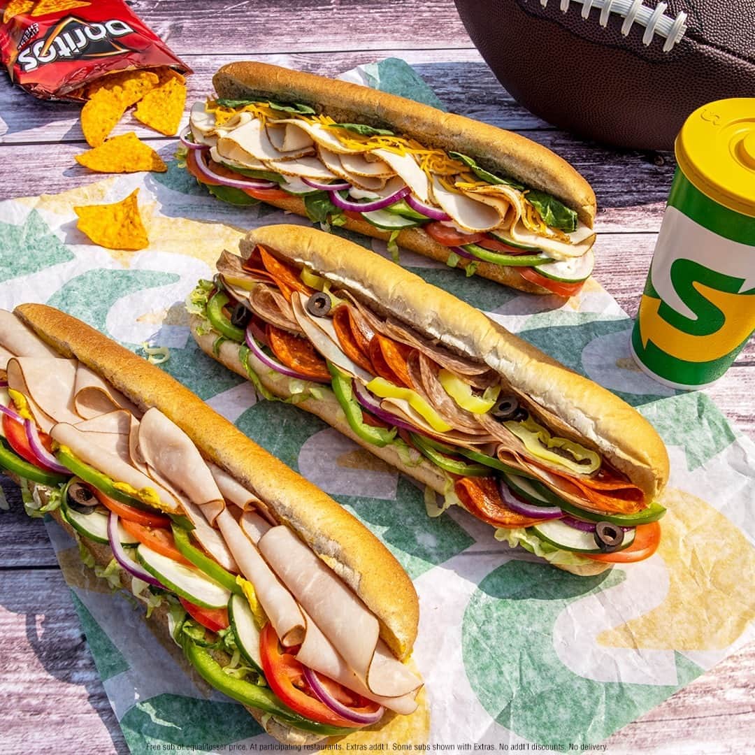 Official Subwayさんのインスタグラム写真 - (Official SubwayInstagram)「Make it a home game, get a FREE Footlong when you buy 2 and feed the whole crew.​」9月25日 4時00分 - subway