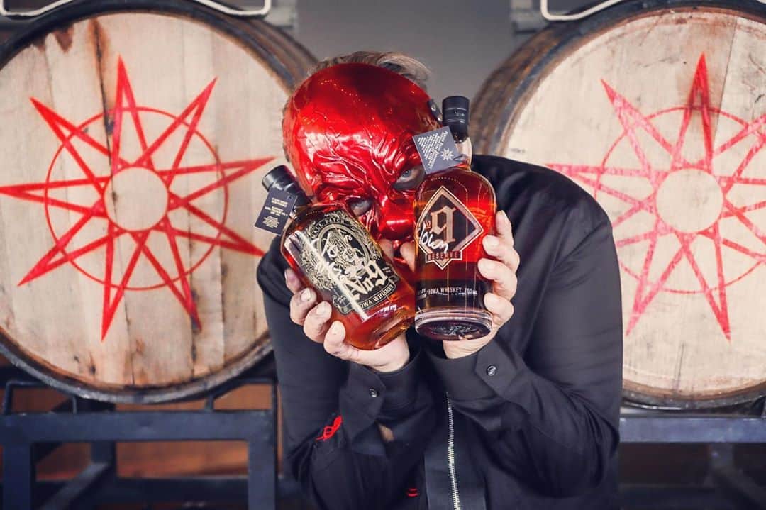 Slipknotさんのインスタグラム写真 - (SlipknotInstagram)「Our @SlipknotWhiskey Bottle Signing begins streaming in just a few minutes at Noon PT / 3pm ET. The event is online only and clown will be signing every bottle ordered (limited quantities). Tune-in + order your signed bottle now. Link in bio.」9月25日 3時53分 - slipknot