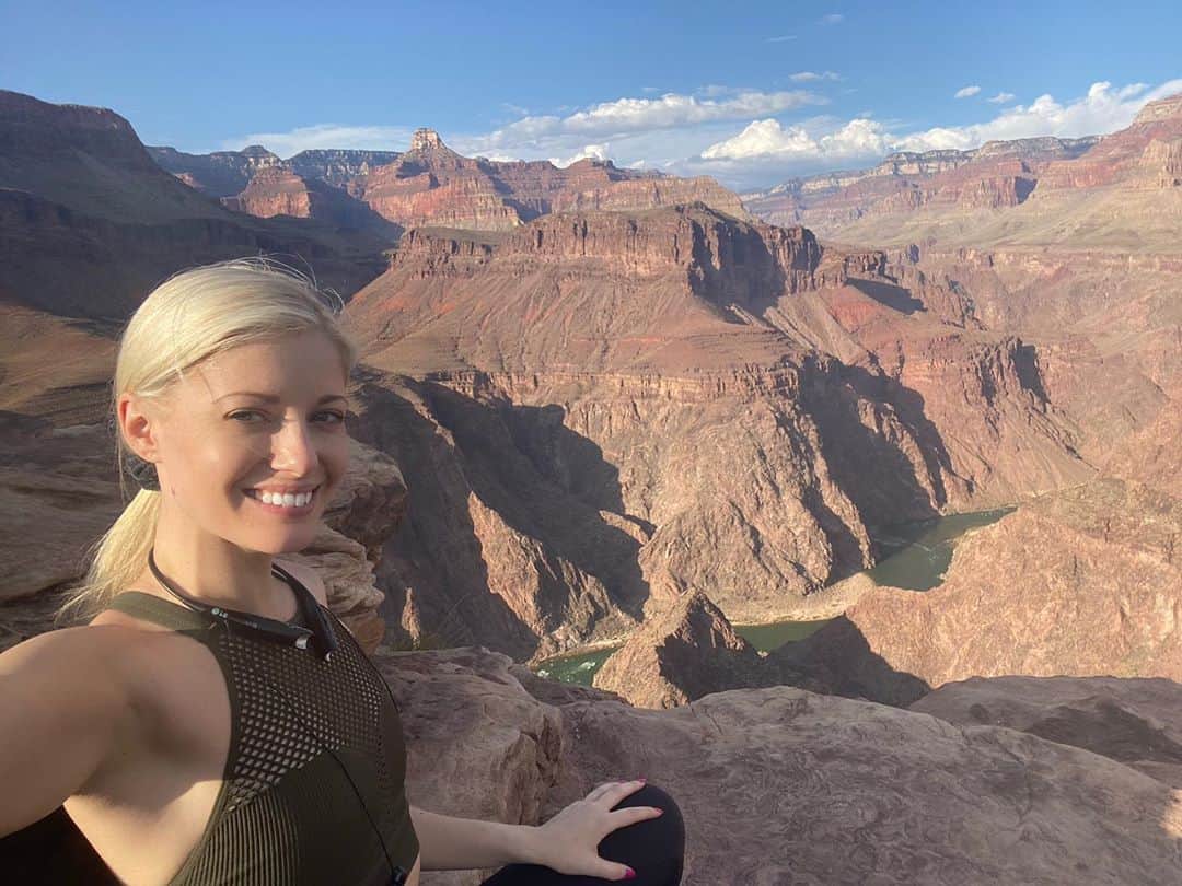 Charlotte Stokelyさんのインスタグラム写真 - (Charlotte StokelyInstagram)「Survived a strenuous 13 mile hike (6.5 miles down and 6.5 miles back up the cliffs) at the Grand Canyon!! A true test of endurance for sure!! It was pitch black outside the  last 4 1/2 hours of the hike back to the top! So surreal! Thank goodness we brought a head lamp. I ended up wearing it like a belt around my waist. There were some pretty intense moments reaching for the top of the cliffs where I felt like I was in a survival tv show! 😂 It didn’t help that we skipped breakfast, lunch and missed dinner. We ate alll our snacks. Ran out of water at one point. We had to really push ourselves beyond what we believed we were capable of because the only restaurant for many many miles was going to close and we knew we needed real food not vending machine food once we made it back up the cliffs. What a journey and experience!!! Will be posting the video of this journey on my 0nlyFans soon!  Very likely won’t be doing this hike ever again 😂😂😂 #grandcanyon #charlottestokely #southrim #journey #teamwork」9月25日 3時56分 - charlottestokely