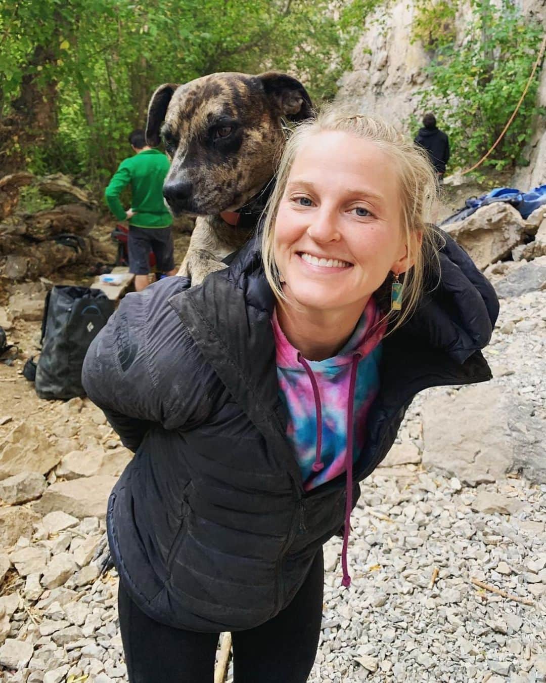エミリー・ハリントンのインスタグラム：「The shortest sweetest 3 days in my favorite canyon w my favorite people (and animals) doing my favorite thing (kneebarring, duh) in my favorite season (🍂🍁). So many smiles 😊😊😊🙏🏻🙏🏻🙏🏻 // 📸 @etteloc 💕」