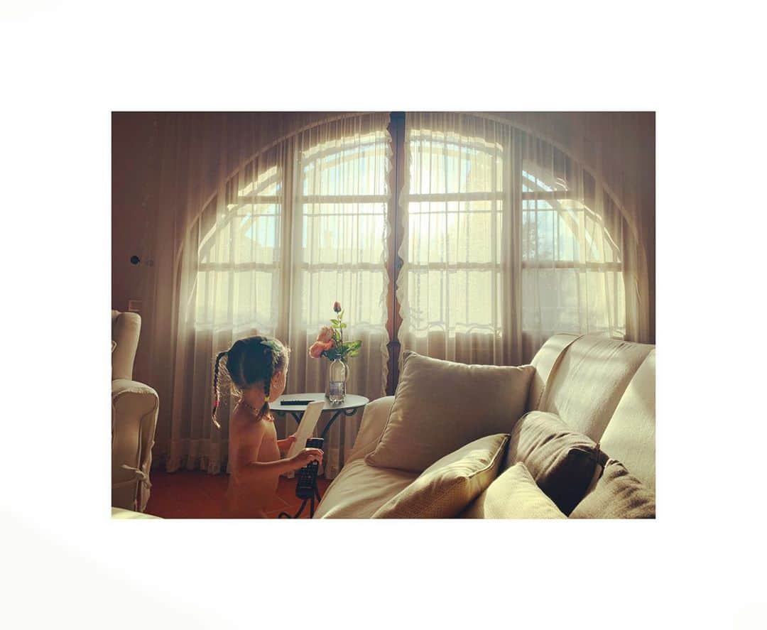 のインスタグラム：「Last day villa vibes...  . . . #daughter #three #holiday #italy #tuscany #childhood #motherhood #memories #love #family #familytime #happiness」