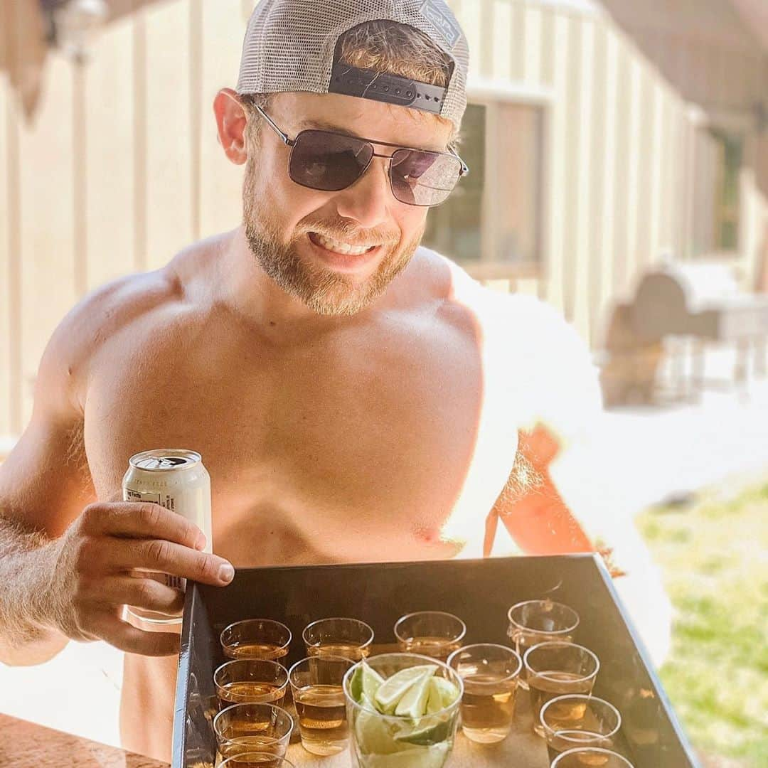 マックス・シエリオットさんのインスタグラム写真 - (マックス・シエリオットInstagram)「My summer cabana boy job has come to an end... time for Clay Spenser to return. 😘 #throwbackthursday #summer #poolside #50shadesofclay #sorryimfun #tequilamakesherclothesfalloff」9月25日 3時59分 - maxthieriot