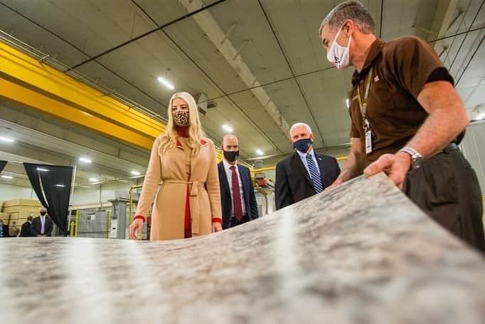 イヴァンカ・トランプさんのインスタグラム写真 - (イヴァンカ・トランプInstagram)「Today with VP Pence we toured Midwest Manufacturing, a great example of American made ingenuity in the heart of Wisconsin.  American made means American jobs!   POTUS and VP created the greatest economy of our lifetime for the American worker and will do it again! 🇺🇸」9月25日 4時11分 - ivankatrump