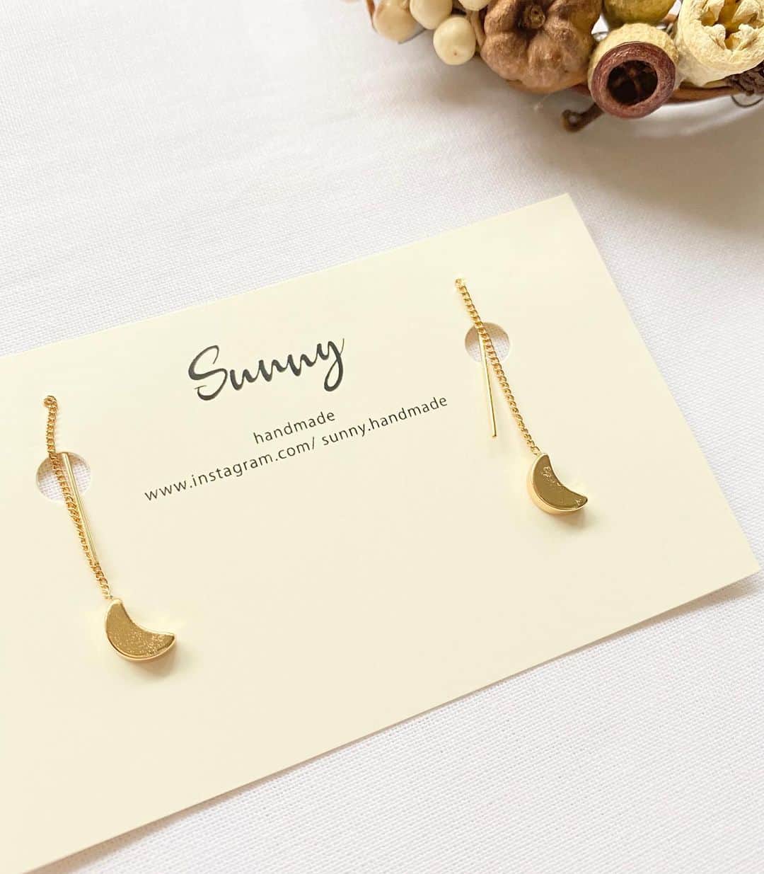 埼玉 戸田市 ハンドメイドアクセサリー ピアス販売 SUNNY?さんのインスタグラム写真 - (埼玉 戸田市 ハンドメイドアクセサリー ピアス販売 SUNNY?Instagram)「セレクトアクセサリー.﻿ ﻿ 金属アレルギーがあってもお付けできるピアスをセレクトしました♡﻿ ﻿ イヤーカフ・ネックレスの再販売も開始しています。﻿ 【minne】﻿ プロフィールトップからご覧下さい。﻿ ﻿ #ネット販売#minne#minneで販売中﻿ #ハンドメイドアクセサリー#handmadeaccessory#セレクトアクセサリー#セレクトピアス#セレクトイヤリング#ゴールドアクセサリー#アクセサリー販売#秋アクセサリー#ゴールドイヤーカフ #ママ#ママコーデ#ママファッション#カジュアル#大人カジュアル#綺麗めカジュアル#カジュアルコーデ#シンプルコーデ #埼玉県#埼玉#戸田市#戸田#戸田公園#川口市#川口#蕨市#蕨#アクセサリー」9月25日 4時11分 - sunny.handmade