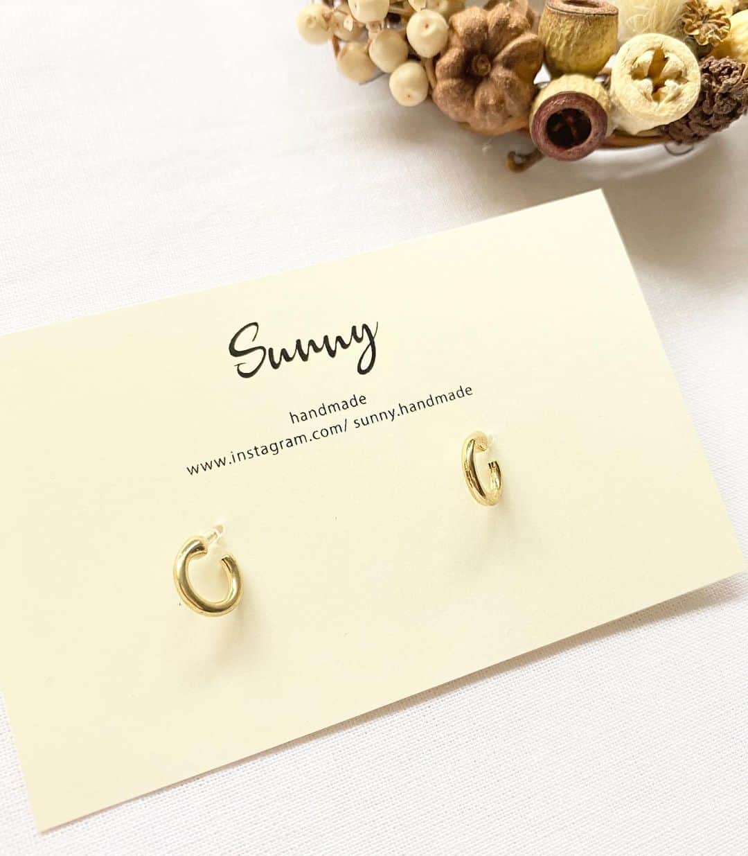埼玉 戸田市 ハンドメイドアクセサリー ピアス販売 SUNNY?さんのインスタグラム写真 - (埼玉 戸田市 ハンドメイドアクセサリー ピアス販売 SUNNY?Instagram)「セレクトアクセサリー.﻿ ﻿ 金属アレルギーがあってもお付けできるピアスをセレクトしました♡﻿ ﻿ イヤーカフ・ネックレスの再販売も開始しています。﻿ 【minne】﻿ プロフィールトップからご覧下さい。﻿ ﻿ #ネット販売#minne#minneで販売中﻿ #ハンドメイドアクセサリー#handmadeaccessory#セレクトアクセサリー#セレクトピアス#セレクトイヤリング#ゴールドアクセサリー#アクセサリー販売#秋アクセサリー#ゴールドイヤーカフ #ママ#ママコーデ#ママファッション#カジュアル#大人カジュアル#綺麗めカジュアル#カジュアルコーデ#シンプルコーデ #埼玉県#埼玉#戸田市#戸田#戸田公園#川口市#川口#蕨市#蕨#アクセサリー」9月25日 4時11分 - sunny.handmade