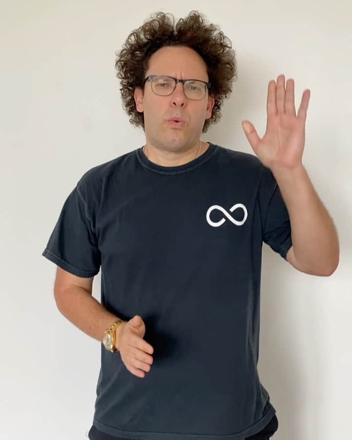 ティモシー・サイクスのインスタグラム：「Most people were surprised by my Jewfro photos I posted a few days ago so let’s talk about why #hairmatters because it’s great to grow your hair out during this pandemic and let your hair down (or up as my chia-pet-like hair prefers!) for several reasons. I’m going to keep growing it out because once it’s long enough you can then donate it to one of several amazing charities like @locksofloveofficial @wigs.for.kids @cwhl_org that provide hair/wigs for kids and people who need it, like those undergoing chemotherapy. Also, I’ve posted about the #uighurmuslims before as there’s currently a disgusting ethnic cleansing going on in China RIGHT NOW and just a few weeks ago, US customs confiscated a 13-ton shipment of human hair worth nearly $1 million from #uighur prison camps in China. In total, it’s estimated that $400 billion worth of goods produce by forced labor camps enter the US EVERY YEAR and we MUST not look away anymore so please research this issue and help @karmagawa and I spread awareness about this potential genocide that’s happening  RIGHT NOW so we can work to find ways to stop it! Like too many things in life, most of us take our hair for granted, but 2020 has taught us to see the world very differently — let’s all use our social media platforms to educate people about important issues and help each other more, even in small ways like donating your hair to those in need, and together we can make this a better world FOR EVERYONE! #donateyourhair #givingback #karmagawa #jewfro」