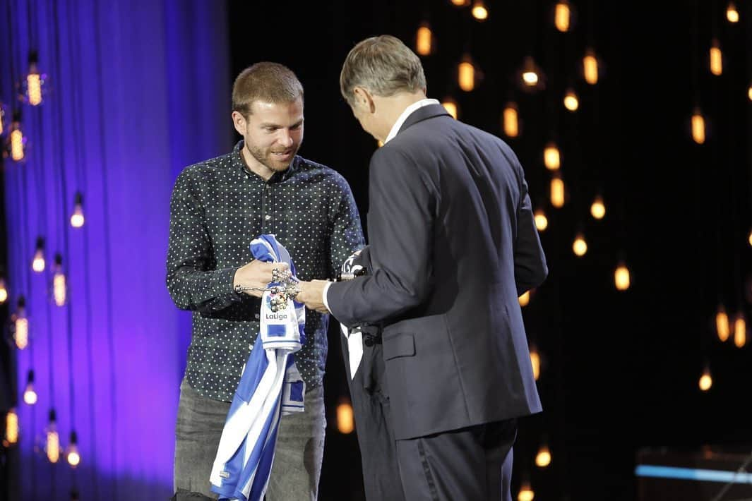 レアル・ソシエダさんのインスタグラム写真 - (レアル・ソシエダInstagram)「🔝 ¡Sorpresa! Viggo Mortensen, un txuri urdin más 💙⚪  👕 El Premio Donostia 2020 del @sansebastianfes ha recibido nuestra camiseta de manos de @illarra4 👏  #AurreraReala #RealSociedad」9月25日 4時12分 - realsociedad