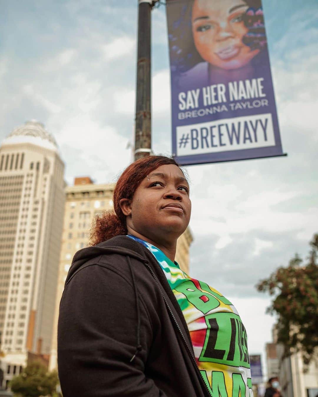 National Geographic Creativeさんのインスタグラム写真 - (National Geographic CreativeInstagram)「Photo by Laylah Amatullah Barrayn @laylahb / Tamika Palmer, mother of Breonna Taylor, posed at a memorial for her daughter in Louisville, Kentucky the day before the grand jury’s decision. "She had an old soul. When Breonna was about seven years old, she would always ask her grandmother, my mother, if she was okay. And grandma would say, I'm just tired, baby. And Breonna, her little self, would say, ‘well let me check your sugar, grandmama.’ And my mother would let her do it! Breonna would go get the kit, clean the finger, and do the finger prick, and check her grandmama's sugar. And I would be like oh, lord, lol! Even then, you knew that she wanted to take care of people.  Breonna was a go-getter, they called her a 'Boss Queen.’ For her age, she had her head on straight. She always lifted people up. Her friends. She was a problem solver, people came to her, they trusted her sense of judgement. She was honest and had integrity. She told you the truth even when you didn't want to hear it…She always felt charged to tell the truth, even in difficult situations, she would always say ‘this is the truth, but what are we going to do to fix it. I'm here with you and not going to leave you hanging,’” Palmer said.」9月25日 4時14分 - natgeointhefield