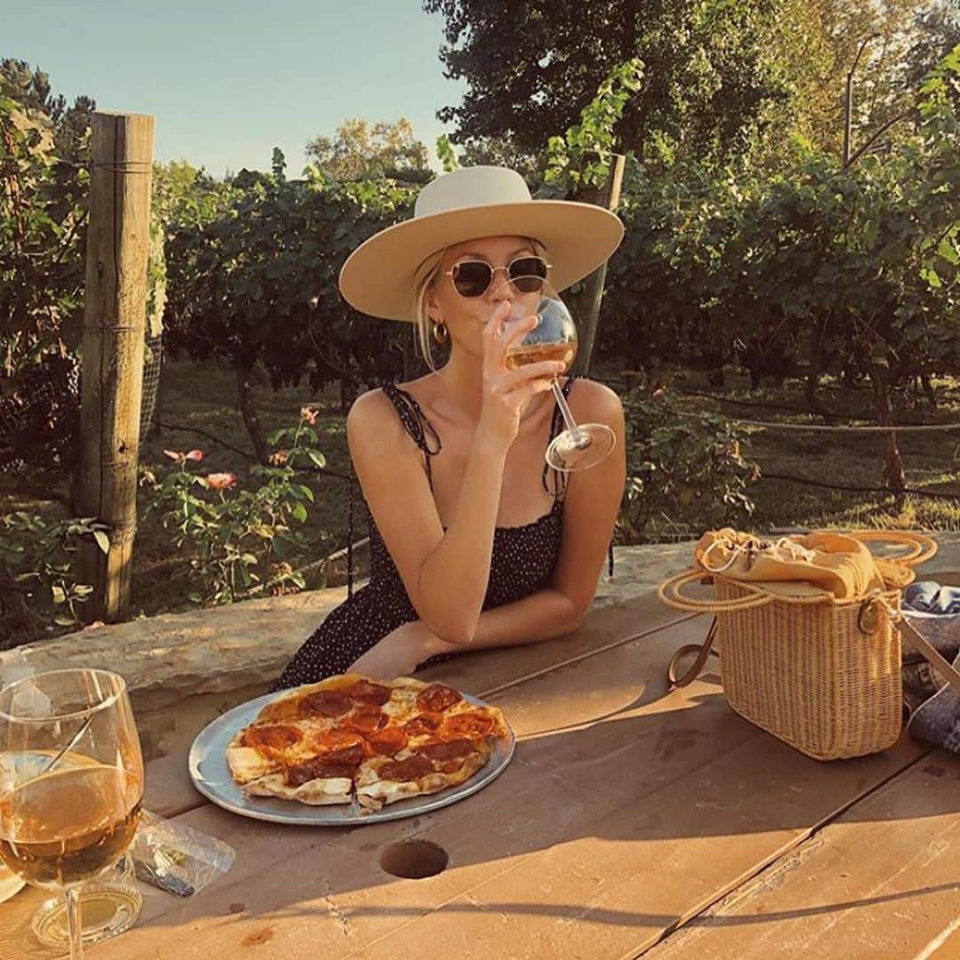 ブルーライフのインスタグラム：「A weekend to remember ✨ we can’t get over @thesaltyblonde looks from last weekend at the @westlakevillageinn 🍷 we have partnered with our favorite LA spa @starrmedspa + @starrinjections to keep the party going and share the love with you! We are giving away a $100 gift card to Starr MedSpa, and an array of Starr Clinical products (including a face wash, bamboo scrub, and moisturizer) 💙  HOW TO ENTER:  • follow us • follow @starrmedspa and @starrclinical • tag 3 friends to enter  For some extra love use the code PLANETBLUE20 for 20% off any Medspa treatment ✨ your skin will thank you later 😘 #shopplanetblue #starrmedspa」