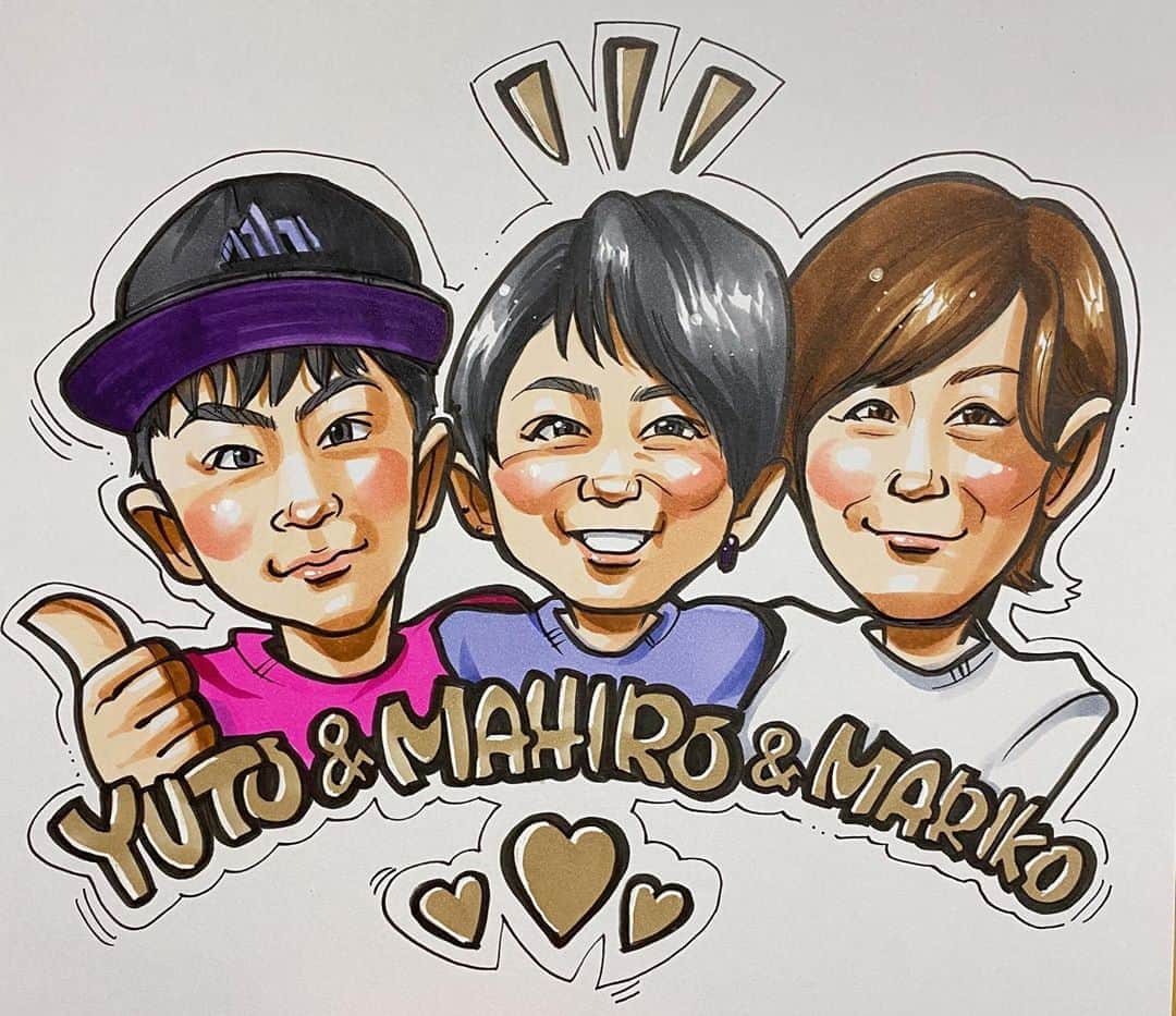 似顔絵★𝗚𝗢𝗥𝗜𝗞𝗜𝗡𝗚のインスタグラム：「. . . 同じ方からの二枚目💕 . . こちらはお子様と奥様の③人で💕 最近人気のデザインでのご依頼でした😍⭐️✨大きなお子様なのにママ若いーーー👏💕 . . . みなさん喜んでもらえますように💜💜⭐️✨  ご依頼ありがとうございました🙇‍♀️✨ . . .  ❌❌現在は、予約受付終了してます❌❌ 。 . . .  2020年度ご予約のお客✨ 現在75番までの方へ案内中です🌟✨💕 DMの確認いただきgmailへ返信宜しくお願い致します🙇‍♀️🌟✨✨ . . . .  次回の予約応募は、2020年のご予約分を書き終える予定の 来年春から夏頃の、、、予定です。 ※あくまでも予定なので前後します🙇‍♀️ . . . .  オーダー再開の際には 人数制限あるため必ず予約ができるわけではございません。 そのことも踏まえた上で 次回ご検討いただけると嬉しいです(^^) . . また、結婚式の使用を考えてくださる方も多いです✨  前々からお伝えしていますが、 基本的に予約順に対応しているため、 近々の納期を希望される方は、 対応できないこともあるので、 あらかじめご了承ください💦 . . . . . ※今回予約が取れた方へ※ . .  写真がまだ用意できてない、入金が遅れそうなど、状況により、順番が前後することもございます‼️ あらかじめご了承ください。 。 . . . また、芸能人、キャラクターのオーダー、パロディ風オーダーはお断りしています。  芸能人については、ご本人様に直接プレゼントなどはOKです。 . . . . . . 💰料金表は過去投稿記事みてね❤💰 . . . . . ➡️ハッシュタグ⇨ goriking117料金表2019⬅️ . . ✨✨✨✨✨✨✨✨✨✨✨✨✨✨✨✨ @by.goriking のアカウントでは、 過去書かせて頂いたお客様方からの、 似顔絵のその後のお写真をいただき、 投稿しております^ - ^❤️❤️ 玄関に飾ってある似顔絵、 渡した瞬間のお写真、 ご本人とのお写真などなど💕 いろんな場面でのお写真お待ちしております^ - ^✨⭐️ . . . .  #似顔絵#pencildrawing#drawing#pencil#illust#painting#art#artwork#絵描きさんと繋がりたい#似顔絵師#gorikingの似顔絵屋さん#仲良し家族#仲良し兄妹#兄妹#子供#おしゃれ#family#familyphoto#familyportrait#kids#kids_japan#comicart#anime#animeart#comicartist#animejapan」