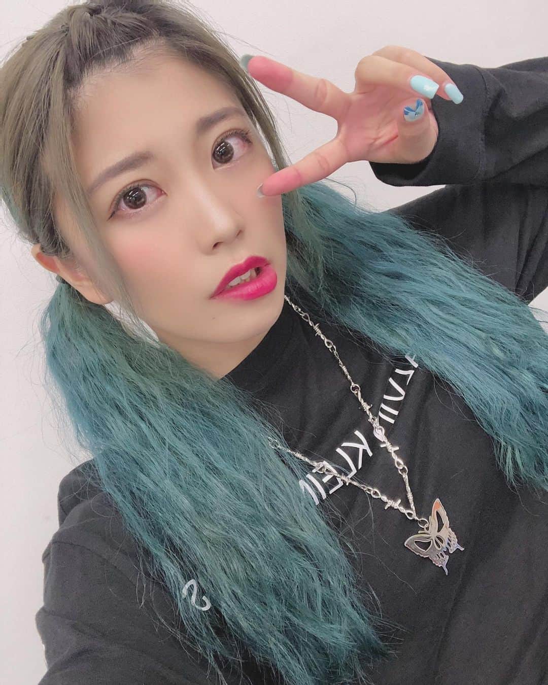 EON（梶野恵園）のインスタグラム：「﻿ ﻿ ﻿ 青から緑に変化してきた(?)  #hair #hairstyle #haircolor #me #selca #selfie #followｍe」