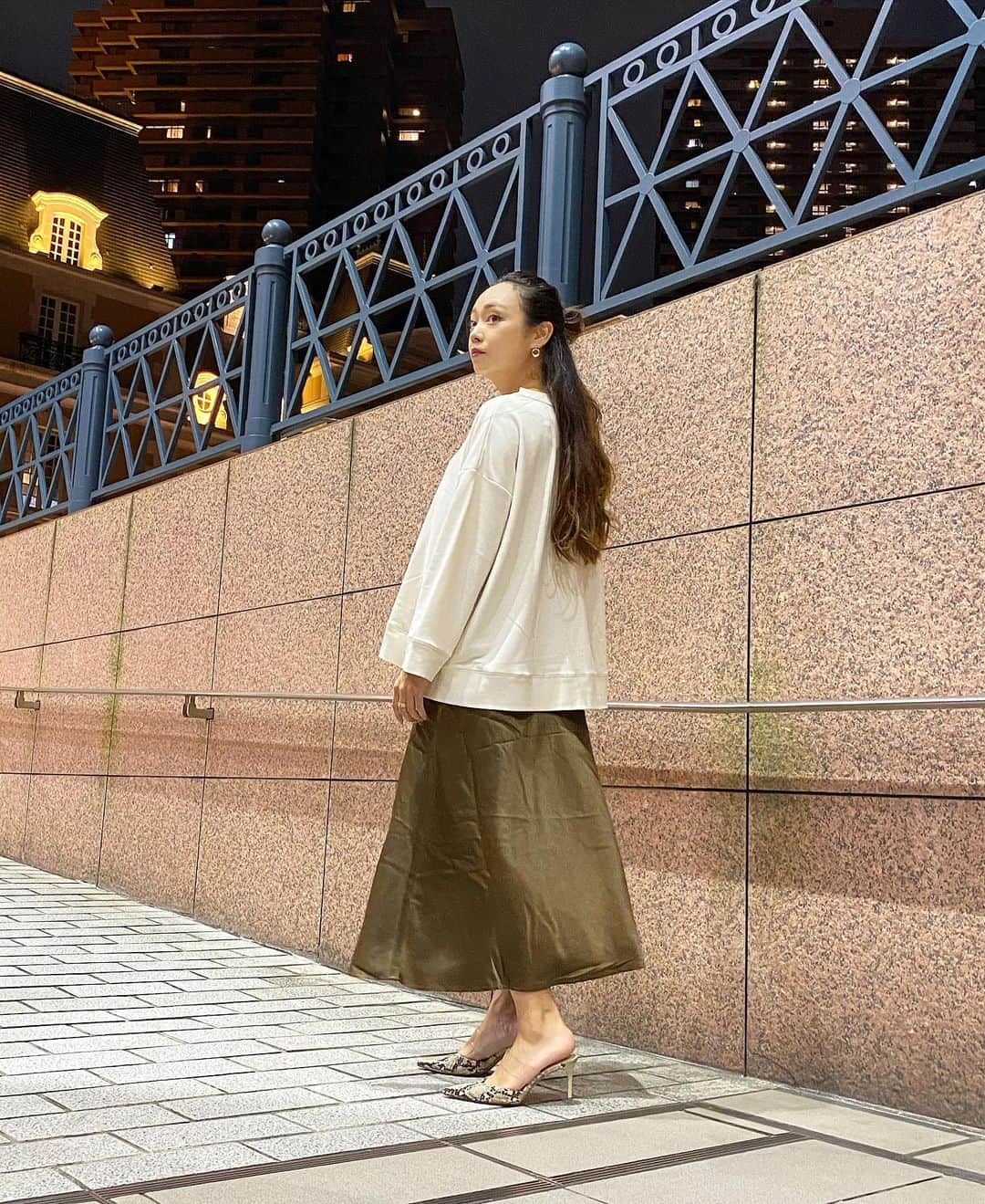 石田美奈子のインスタグラム：「𝐎𝐮𝐭𝐟𝐢𝐭☺︎ . 急に寒くなったので、 トレーナーデビュー🤎 . このトレーナー着やすくてとても気に入っています☺︎💕 生地が厚すぎないので、肌寒い今の季節にぴったり♡ ゆったりシルエットが可愛いし、これからもっと寒くなったら中にたくさん着込める(⑅ˊᵕˋ⑅)✨ お値段は2,990円というプチプラ🙊💞 kuih(クイ) @kuih_store という新しくできたばかりのブランドさんのものです♫ 色違いでほしい💭 . tops … #kuih #kuihst skirt … #ungrid @ungrid_official bag … #loewe shoes … #zara . . 👗→ #minako_fashion . #ootd #165cmコーデ #トレーナーコーデ #大人カジュアルコーデ #今日のコーデ #初秋コーデ #プチプラコーデ #ハーフアップ」
