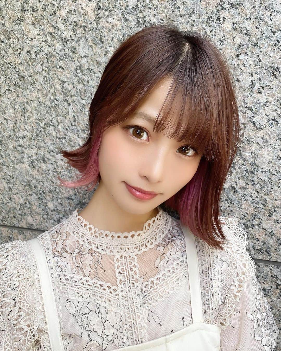 のインスタグラム：「暑さも和らいで過ごしやすい季節になりましたね🎃✨ ・ ・ 先日髪を短くしていただきました〜！肩につかないので少しソワソワしています😳 ・ ・ 季節の変わり目ですが体調には皆様お気をつけてください〜🍁」
