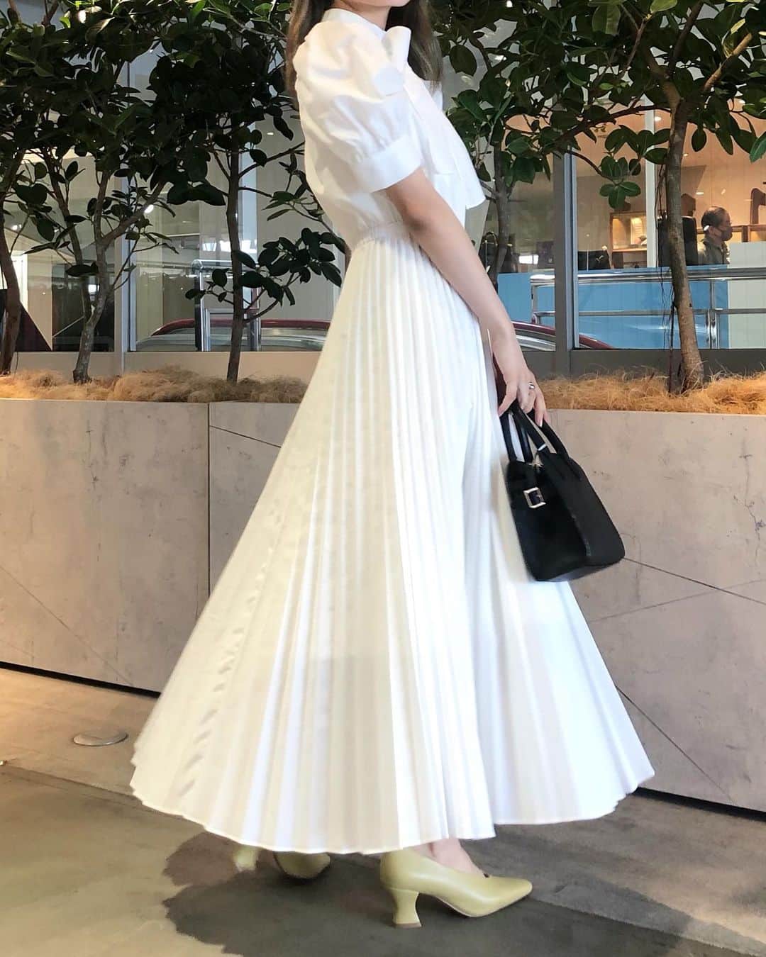 内海里来のインスタグラム：「2ヶ月ぶりにSTYLE SNAP更新致しました🧃﻿ ﻿ ⚫︎SNIDELコーデ/156cm﻿ ﻿  one-piece (SustainaボウタイシャツOP)﻿  shoes (デザインヒールパンプス)﻿  accessory (マーブルイヤリング)﻿  bag (スクエアショルダーバッグ)﻿ ﻿  ﾜﾝﾋﾟｰｽはFｻｲｽﾞ・ﾊﾟﾝﾌﾟｽはSｻｲｽﾞ着用です。﻿ ﻿  気になるアイテムがあれば是非SNIDEL公式オンラインをチェックしてみてください🖇﻿」