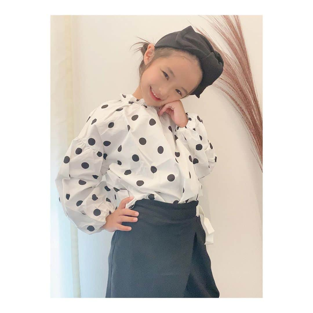 ♡KAO♡さんのインスタグラム写真 - (♡KAO♡Instagram)「： ： @litpat_2017 coordinate♡♡♡ ： お気に入りすぎてサイズアウトするたび リピートしてるこのブラウス❤︎❤︎❤︎ ボリュームスリーブのデザインが可愛すぎて 本当好きな1枚❤️ 合わせるアイテム次第で大人っぽくも 可愛いくもなれちゃう万能ブラウス♡♡ ： ： size小さめな作りなので、今回は140にしたよ♡♡ ちょっと大きめのsizeの方がボリューム出て 可愛いデザインかも❤️ ： ： #おりんコーデ #rinchancode ♡♡♡ ： ： ドットボリュームスリーブブラウス▹▸ @litpat_2017  -身長120 size140着用- ： ： ： ： ： ： ： ： ： ： ：  #ig_kidsfashion #kidsfashion #親バカ #ig_oyabakabu #親バカ部 #娘 #6歳 #女の子 #インスタキッズ #ig_kids #mamanoko #ママリ #hugmug #コドモノ #キッズファッション #キッズコーデ #コドモダカラ #comona #キッセレ #ママタス #キッズコーデ #プチプラ #韓国子供服 #mamagirl #ママカメラ #litpat_2017」9月24日 19時30分 - o0.don_tama.0o