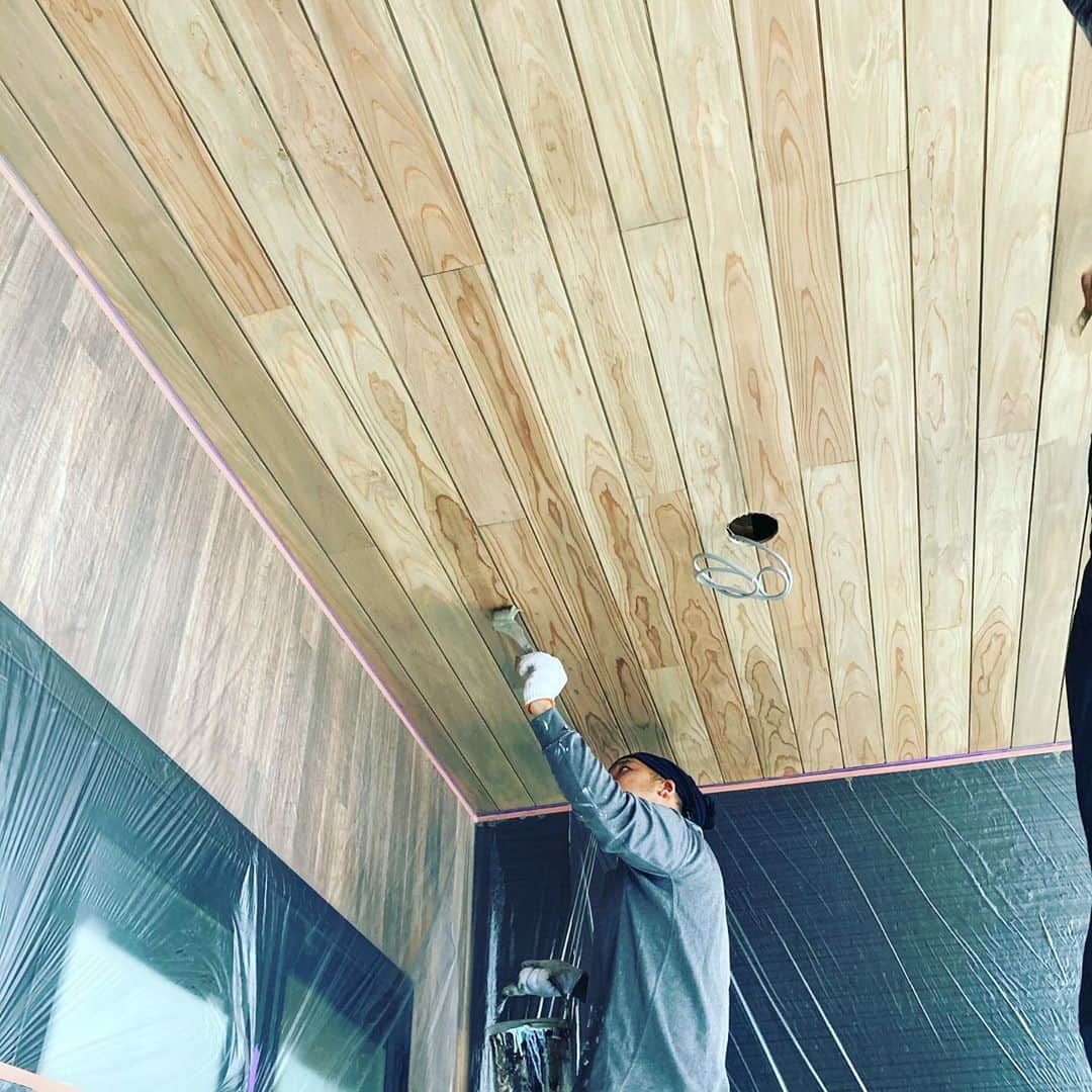 日大建築のインスタグラム：「カバードポーチ天井塗装👆 #日大建築#カリフォルニアスタイル #サーファーズハウス新築#注文住宅#宮崎市#モダン#オシャレ#ビーチ#海#surf #ハワイ#アメリカン#大工#建築#設計#ウッドスタイル#中古住宅#リフォーム#リノベーション#カバードポーチ#ウッドデッキ#ヘリンボーン#マイホーム#家造り」