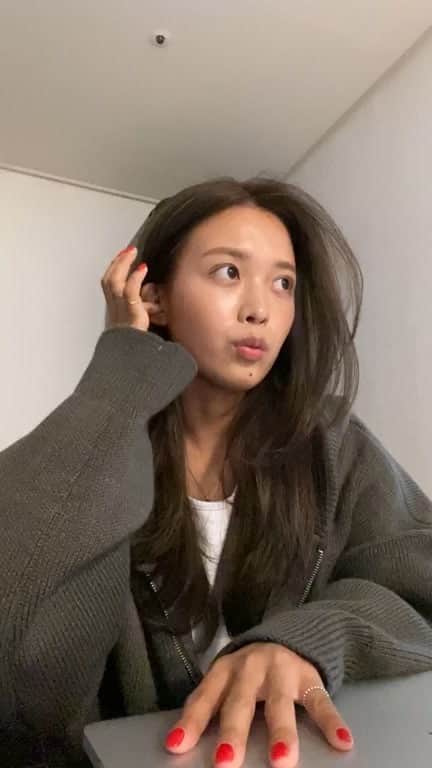 キム・ダヘのインスタグラム：「제작 세컬러 보여드렸숨다 🤍 내일 오전 11시 오픈!!! 블로그에 미리보기 올려놨어요 글이 엄청 기니까 꼭 꼼꼼하게 전부 다 읽어보신후 내일 주문주세요!  #공동구매#니트집업」