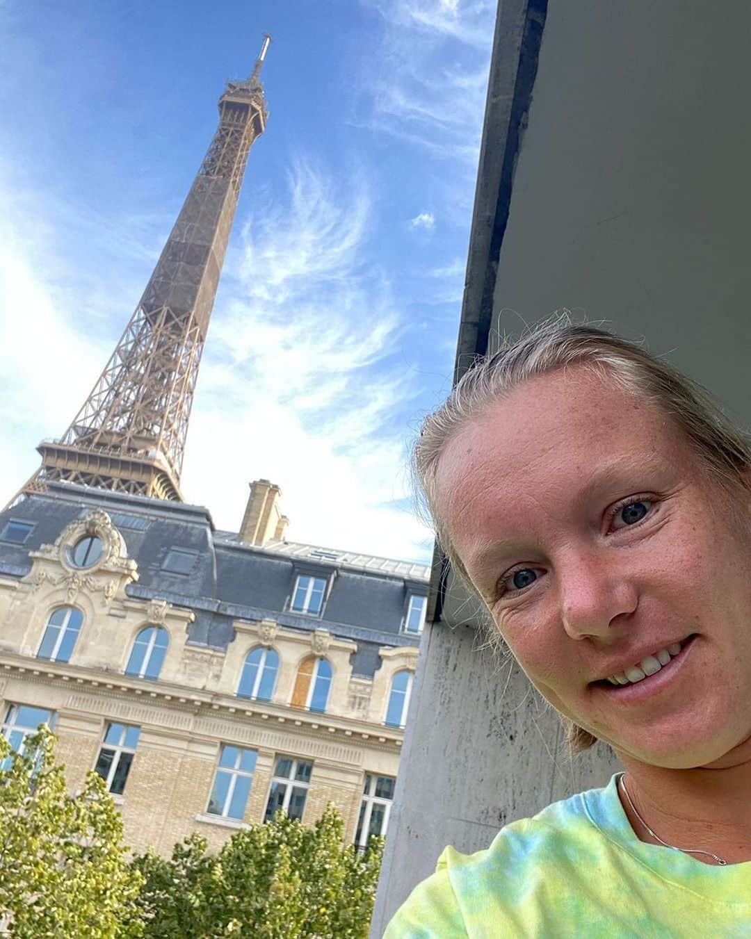 WTA（女子テニス協会）さんのインスタグラム写真 - (WTA（女子テニス協会）Instagram)「👋🥰 • @kikibertens Bonjour paris! 24h quarantaine has started, time to recover and let my foot rest before @rolandgarros #bubblelife #roomwithaview」9月24日 19時31分 - wta