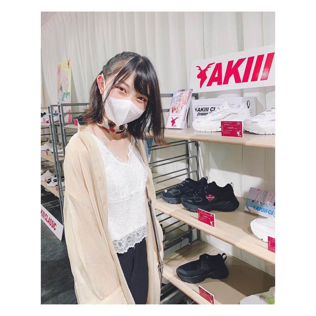辻野かなみのインスタグラム：「❤︎﻿ ﻿ 前に！#AKIIlCLASSIC さんの展示会に﻿ お邪魔させて頂きました💕﻿ ﻿ とっっても可愛い靴や洋服がたくさんでした🥰﻿ ﻿ ﻿ 青とオレンジ💙🧡が入った靴✨﻿ 可愛い〜☺️﻿ ﻿ #展示会 #韓国ブランド﻿ #instagood #instalike #followme」