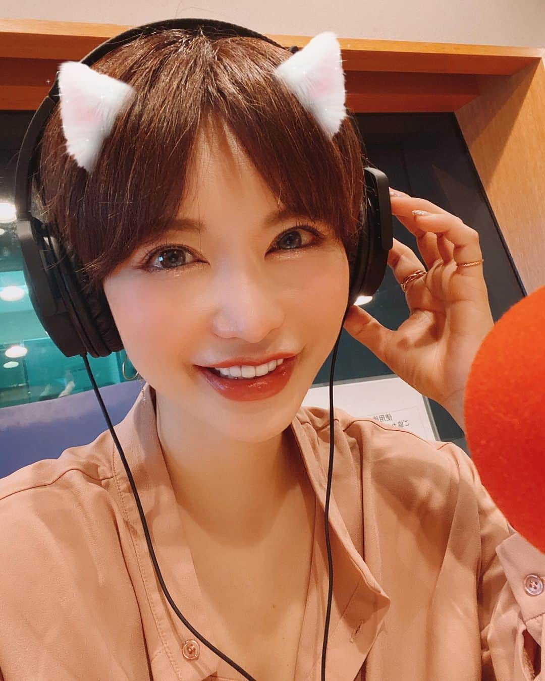 里美ゆりあのインスタグラム：「さぁラジオの時間🥰  @kajiking55 さんと @hilo_rjds さんと🤣🌟  OAは  Fm yokohama カジキング 10/2(金)27:00-27:30  だよ🥰  時間帯が時間帯なだけに、おやすみになる方も、おはようの方にもどちらにも良い感じの内容になってます笑  お楽しみに💕  収録があっという間で後５時間くらいは喋り倒したかったから口がウズウズしてます！！(T . T)  #fm  #fmyokohama  #ラジオ #radio #口 #欲求不満」