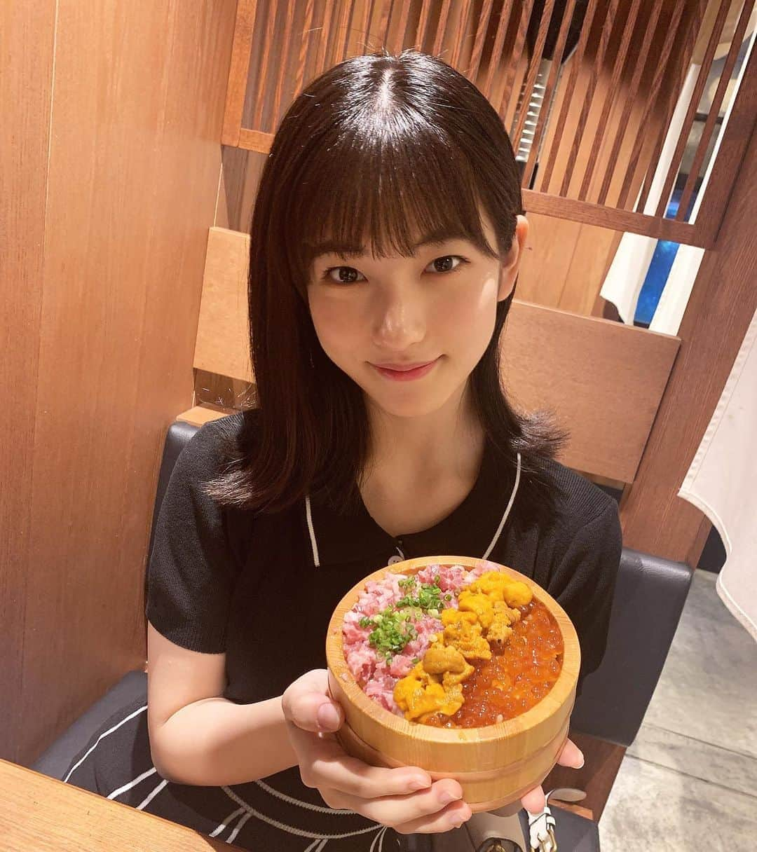 横山玲奈さんのインスタグラム写真 - (横山玲奈Instagram)「💙💙💙 . . . 北川莉央ちゃんとご飯行ったときの！ じつは北川とはけっこう お出かけしてるのよね😂 . 海鮮美味しかったねぇー🥺  #北川莉央 #横山玲奈 #海鮮 #海鮮丼 #ウニ だいすき #いくら丼 だいすきすぎる #ランチ #築地ランチ #helloproject #morningmusume20」9月24日 19時37分 - reina_yokoyama.official