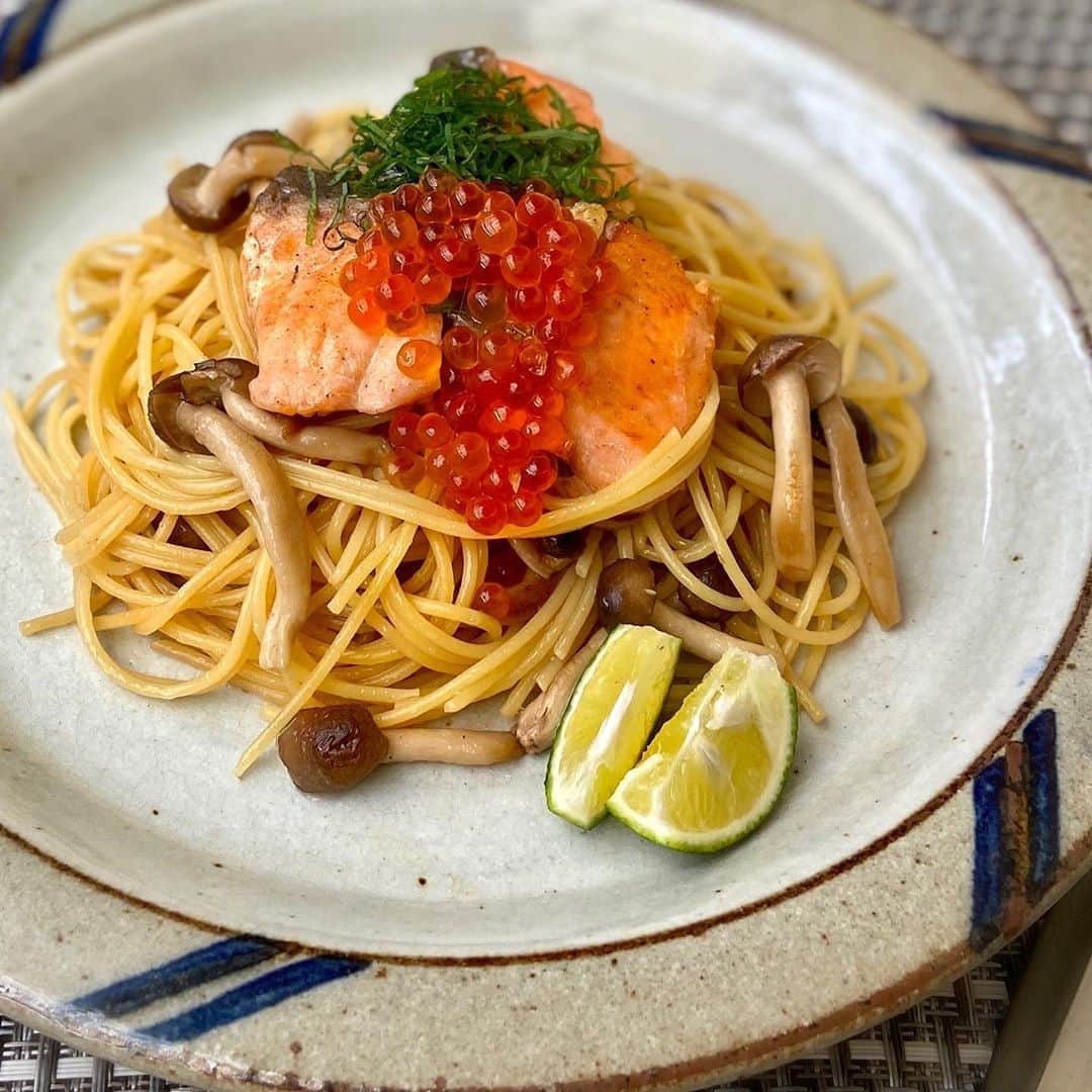 yumemiさんのインスタグラム写真 - (yumemiInstagram)「レシピあり👨🏻‍🍳🐟﻿ ﻿ ﻿ 秋鮭をたっぷり使ったバター醤油のパスタが﻿ 食べたいな〜と思って。﻿ 秋の味覚ふんだんに使って作ったら美味しかったので🥺🧡﻿ ﻿ ﻿ 食べてくれた姉が、﻿ ﻿ 「五右衛門きたみたい！美味しい！美味しいけど﻿ これ自分のためだけにしては値段がはるから﻿ これはちょっぴりご馳走パスタやね！﻿ うん、秋のちょっぴりご馳走パスタ！これでいこ！」﻿ ﻿ って言ってたのでそのまま使います。（笑）﻿ ﻿ ﻿ ちょっとした自分へのご褒美ランチにも🍂﻿ 誕生日やおもてなしにも🎉﻿ ﻿ ﻿ ﻿ 【　#秋のちょっぴりご馳走パスタ　】　2〜3人分﻿ ﻿ ・秋鮭（ムニエル用を使用）　　　　２切れ﻿ ・しめじ　　　　　　　　　　　　　一株﻿ ・スパゲティ　　　　　　　　　　　２束﻿ ・大葉　　　　　　　　　　　　　　数枚﻿ ・すだち　　　　　　　　　　　　　一個﻿ ・いくら　　　　　　　　　　　　　好きなだけ﻿ ﻿ ・塩こしょう　　　　　　　　　　　適量﻿ ・オリーブオイル　　　　　　　　　大さじ２﻿ ・おろしにんにく　　　　　　　　　チューブで2.3cm﻿ ﻿ ◯バター　　　　　　　　　　　　　25g﻿ ◯醤油　　　　　　　　　　　　　　大さじ１﻿ ◯酒　　　　　　　　　　　　　　　大さじ１﻿ ◯白だし（濃縮タイプ）　　　　　　大さじ１﻿ ◯わさび　　　　　　　　　　　　　チューブで2.3cm﻿ ・スパゲティの茹で汁　　　　　　　大さじ２ ﻿ ﻿ 1️⃣﻿ ✔︎鮭は表面に骨が見えている場合は取り除き、﻿ 表面の水分を拭き取ってから軽く塩をふる。﻿ （有塩の場合はしなくてもいい）﻿ 適当な大きさにぶつ切りにしておく。﻿ ✔︎しめじは根元の部分を切り落としてほぐしておく。﻿ ✔︎大葉は千切りに、すだちはくし切りにする。﻿ ✔︎大きめの鍋にスパゲティを茹でる用の湯を沸かし、﻿ 塩を適量（分量外）入れる。﻿ ﻿ ﻿ 2️⃣﻿ フライパンにオリーブオイル・おろしにんにくを入れて﻿ 弱火で熱し、香りがたったら鮭としめじを入れる。﻿ ⚠️フライパンのエリア半々になるように並べて焼くと効率がいいです。﻿ ﻿ 中火で両面に火を通す。﻿ ﻿ 同時にスパゲティを表示時間茹でる。﻿ ﻿ ﻿ 3️⃣﻿ 鮭としめじに火が通ったら鮭だけ一度取り出しておき、﻿ しめじが残ったフライパンに◯の材料を全て入れ、﻿ 軽く煮立ったら茹で上がったスパゲティをフライパンに﻿ 入れる。﻿ すばやくフライパンごと前後にふるようにしながら﻿ 菜箸でかきまぜ、スパゲティの茹で汁を入れて﻿ 油分と乳化させる。﻿ 味見をしてみて薄いようなら塩で味を整える。﻿ ﻿ 4️⃣﻿ お皿にスパゲティを盛り、鮭をのせて﻿ 大葉・いくらをたっぷりのせたら﻿ すだちを添えて出来上がり！！！﻿ ﻿ ﻿ ﻿ ✅調味料の種類によって塩分濃度が違うので﻿ 味の濃さはお好みで調整してください。﻿ ﻿ ﻿ ✅すだちは無くてもいいですかという質問がきそうですが、←﻿ 無くてもいいですしレモンでもいいですが﻿ すだち有りを全力でオススメします！﻿ 爽やかさが格段に上がるので！！！﻿ ﻿ ✅わさびは風味をあげるのに必要ですが﻿ バターのおかげでかなり影が薄くなっているので、辛さは分からないレベルです。﻿ お子さんでも食べられるとは思いますがそこは省いてもかまいません。﻿ ﻿ ✅なんだかんだ書きましたが好きに食べてください。←﻿ ﻿ ﻿ ﻿ ﻿  #ゆめみレシピ#おうち定食#おうちごはん#おうちカフェ#和パスタ#和風パスタ#秋鮭#鮭レシピ#きのこ#きのこレシピ#愛媛#新居浜#西条#今日のごはん#秋レシピ#晩ごはん#昼ごはん#女子会#簡単レシピ#時短レシピ#料理好きな人と繋がりたい #ロカリ#ゆめみ食堂」9月24日 19時46分 - yume___mi