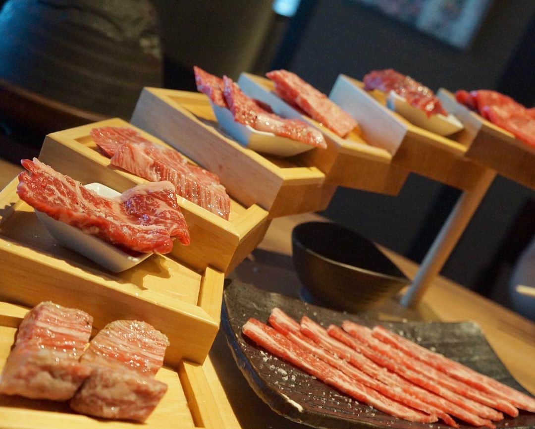 井上麻衣さんのインスタグラム写真 - (井上麻衣Instagram)「@yakiniku_kurabeko さんに 焼肉食べにいきましたーっ❤️  半個室だしプライベート空間があって安心☺️ 食べ比べが出来るセットメニューが おすすめらしい💡 私たちは【特上くらべこセット】をオーダー さらりとした脂が特徴の漢方和牛と黒毛和牛、お野菜のせいろ蒸しがセットになってるの。✨✨  2人でかなりボリュームあって お腹いっぱいになっちゃいました😂💓 やっぱりお肉は元気が出るし いいなぁーっ🙌  とても美味しくいただきました💕  . . .  #大阪焼肉 #南大阪焼肉 #大阪グルメ #南大阪グルメ #くらべこ #大阪グルメ情報 #pr #トリドリベース」9月24日 19時46分 - mai_inoue