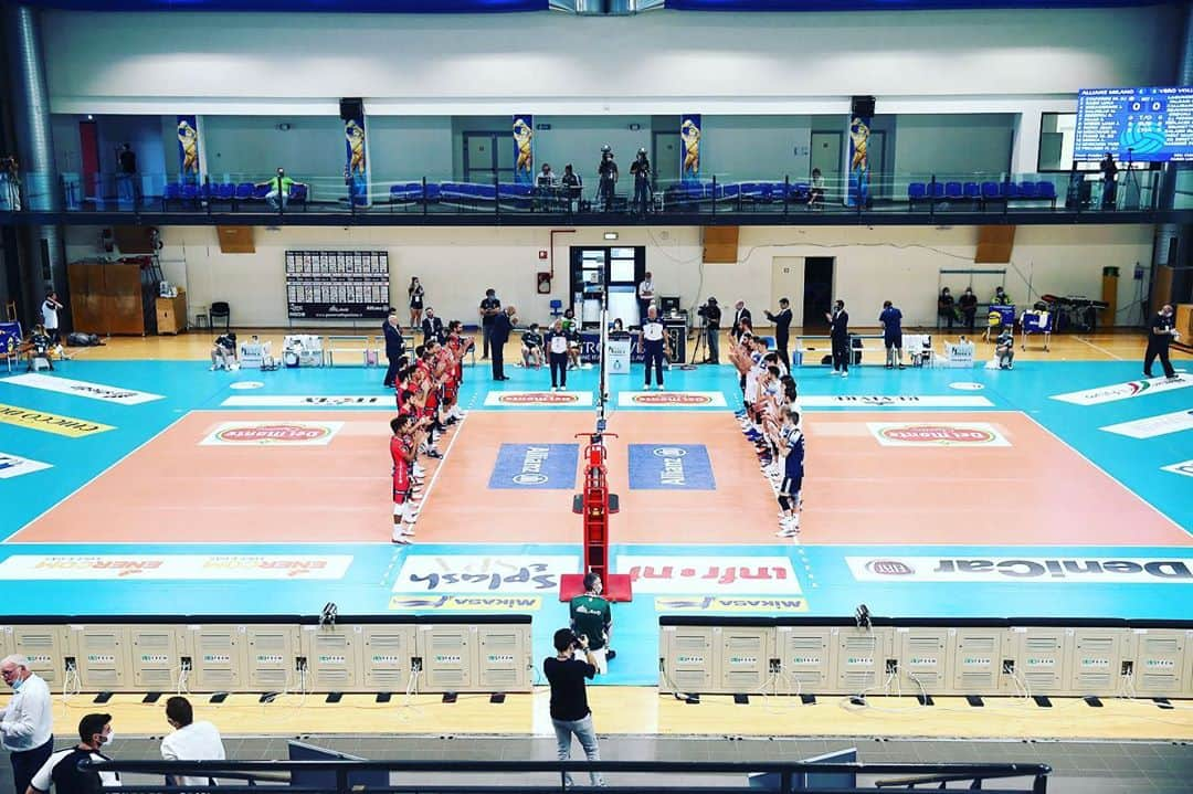 石川祐希さんのインスタグラム写真 - (石川祐希Instagram)「. .   vs Vibo 3-1 vs Monza 2-3  コッパイタリアの予選通過しました💪  そして、27日からレギュラーシーズン開幕！ 残り3日間、良い準備をして臨みます！  @powervolleymilano  #descente #デサント #エイチアンドエス #プロクターアンドギャンブル  #vaam #ヴァーム #asics #アシックス #italia #serieA #coppaitalia #pallavolo  @legavolley」9月24日 19時46分 - yuki_ishikawa_official