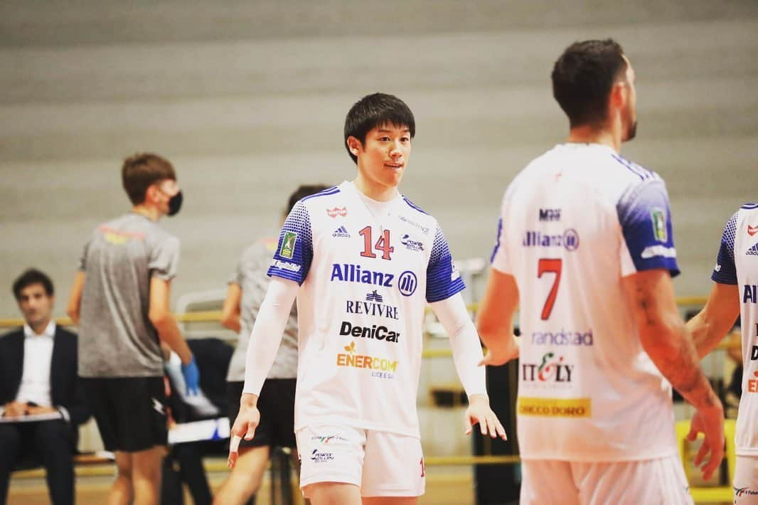 石川祐希さんのインスタグラム写真 - (石川祐希Instagram)「. .   vs Vibo 3-1 vs Monza 2-3  コッパイタリアの予選通過しました💪  そして、27日からレギュラーシーズン開幕！ 残り3日間、良い準備をして臨みます！  @powervolleymilano  #descente #デサント #エイチアンドエス #プロクターアンドギャンブル  #vaam #ヴァーム #asics #アシックス #italia #serieA #coppaitalia #pallavolo  @legavolley」9月24日 19時46分 - yuki_ishikawa_official