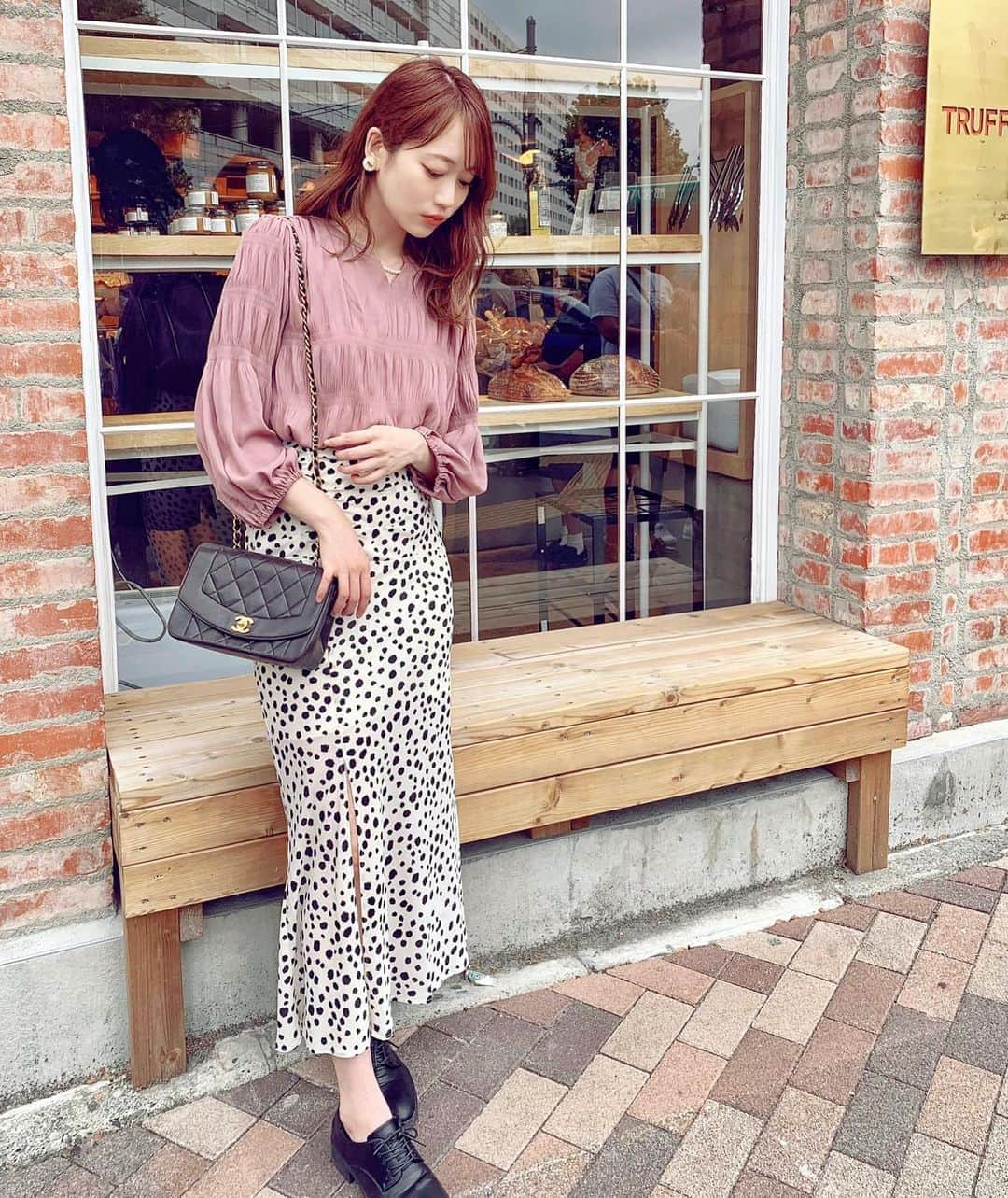 佐藤瀬奈さんのインスタグラム写真 - (佐藤瀬奈Instagram)「先日のコーデ🍂⠀ ⠀⠀ tops. @lerevevaniller @joint_space  skirt. @mercuryduo_com ⠀ ⠀ このブラウス、胸元のパールが可愛いんです♡ 取り外し出来るからカジュアルに着たい時は外してるよ🥰⠀ ⠀ スカートはスリットが入ってるので歩きやすい〜🥺✨ タイトスカートなのに動きやすいって最高！⠀ ⠀ 秋になるとブラウン率高めです🍂 ・ ・ ・ #秋コーデ #lerevevaniller#ルレーヴヴァニレ  #mercuryduo#マーキュリーデュオ  lvn812-1085 #vaniller_style #jointspace #pr」9月24日 19時48分 - senapuu