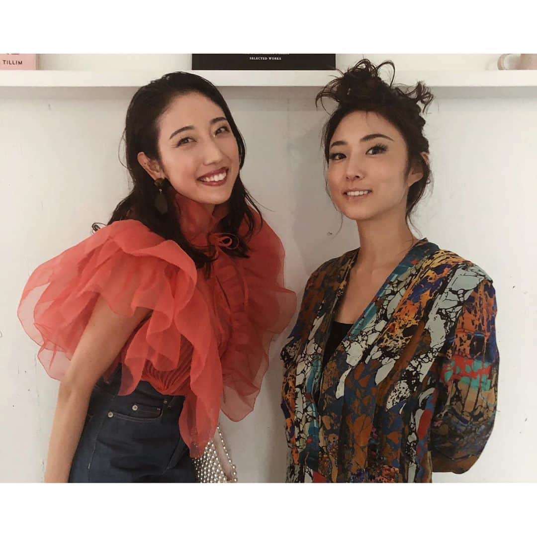 太田彩乃のインスタグラム：「MEGUMIさんが手掛けるWEBメディア "+コラボレート"と"H&Mstudio"のコラボシューティング💫  久しぶりにメグさんにお会い出来た事も、可愛いお洋服にもテンションがあがった撮影でした！ MEGUMIさん、スタッフの皆さま本当にありがとうございました🧡  H&Mは着なくなった洋服を回収してくれたり、 リサイクル素材を使用したアイテムを作る事だったり（詳しくはHPを読んでね）サステイナビリティに力を入れているブランド🌏🌱  環境を考慮した上で最大限にファッションを楽しめるって凄く大事な事だと思います！ ファッションで気分も変わるから楽しまないと🧡  +コラボレートのインスタアカウント @m__collaborate では撮影のメイキング映像もアップされていたのでこちらもぜひご覧ください😆 . . #hm #hmstudio #コラボレート #ファッションを楽しもう #サステイナブル #サステイナブルファッション #エシカル #sustainable #sustainablefashion #サスティナブル」