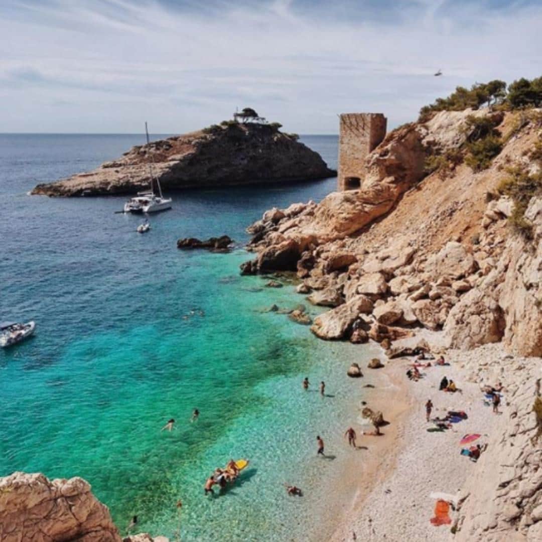 Melvita Officialのインスタグラム：「Aujourd’hui, c’est la journée mondiale de la mer 🌊  Avez-vous reconnu où se trouve cette plage magnifique ? Un indice, on aime beaucoup cette région chez Melvita…💙  Merci à @petrouff pour ce superbe cliché !  #melvita #cosmétique #naturel #bio #nature #mer #sea #provence  #protection #préservons #environnement #worldmaritimeday #journéeinternationaledelamer #France」
