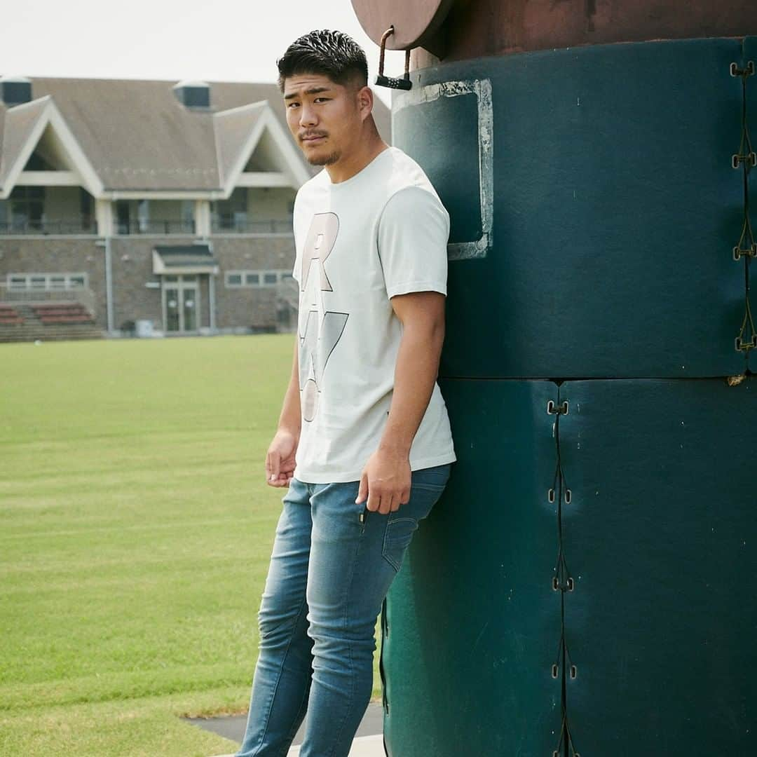 G-Star RAW Japanさんのインスタグラム写真 - (G-Star RAW JapanInstagram)「【SUPER-STRETCH 】  ラガーマンの体型は、お尻、腿、上半身が大きめだが、ウエストは細目。なかなか合う洋服が見つからないアスリート体型の方にオススメのジーンズが「D-Staq（ディ スタック）」。G-Star RAW独自のスーパーストレッチ素材は脚に吸い付くようなフィット感で、バツグンの穿き心地を提供。 ・ 松田選手着用： ■RAW. GRAPHIC T-SHIRT D17651-B353-1295 ・ ■D-STAQ 3D SLIM JEANS D05385-C431-B844 ・ TOPS：L BOTTOMS：W33 L32 ・ ・ ・ @rikkyon10 #GStarRAW #GStarRAWjapan #HardcoreDenim #denim #sustainable #ジースターロゥ #デニム #サステナブル #デニムRAWコーデ #松田力也 #MatsudaRikiya #rugby #ラグビー #ラグビー選手 #トップリーグ #パナソニックワイルドナイツ #panasonicwildknights #wildknights #ワイルドナイツ」9月24日 20時00分 - gstarraw_jp