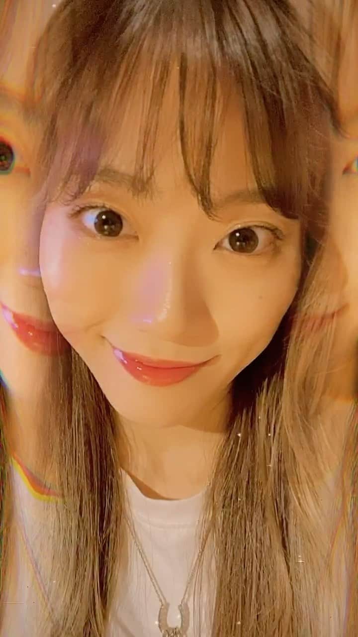 菜々香のインスタグラム：「マスクしてるとリップ落ちるから塗らない事がおおくなるよね。笑 💋Red 🧞‍♀️リップで印象変わる 最近は赤めが好き！  #make#makeup#cosme#cosmetics#rip#red#reels#reel#arianagrande#song#リール#コスメ#リップ#メイク」