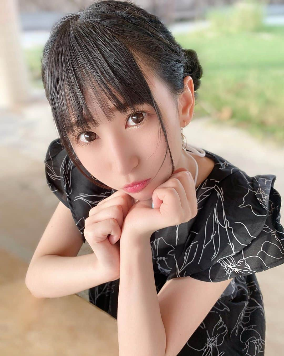 谷麻由里さんのインスタグラム写真 - (谷麻由里Instagram)「上目遣い🥺  #アイドル #うわめづかい #上目遣い #上目遣いがたまらない #お団子ヘア」9月24日 19時54分 - mayusamatokeiyaku