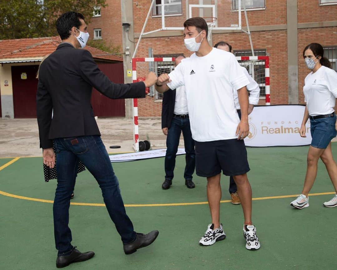 アルバロ・アルベロアさんのインスタグラム写真 - (アルバロ・アルベロアInstagram)「Por cuarto año consecutivo, la @fundacion.realmadrid colaborará con el Sorteo de Oro de Cruz Roja, que presentamos ayer y se celebrará el 26 de noviembre en Madrid. Una parte de los beneficios obtenidos por la venta de boletos se destinará a la sostenibilidad del proyecto que Cruz Roja y la Fundación Real Madrid desarrollan en la capital para la mejora de la calidad de vida de las personas sin hogar a través del deporte.  Los boletos para el Sorteo de Oro pueden adquirirse en diferentes puntos de venta al precio de 5 euros. También se activa la compra online en el enlace que podéis encontrar en la bio, y que estará en funcionamiento de forma permanente en el espacio online de la Fundación Real Madrid hasta la celebración del sorteo el próximo 26 de noviembre.   En momentos difíciles las personas más vulnerables lo son aún más por eso es importante que sigamos ayudándo a aquellos que más lo necesitan.」9月24日 19時55分 - arbeloa