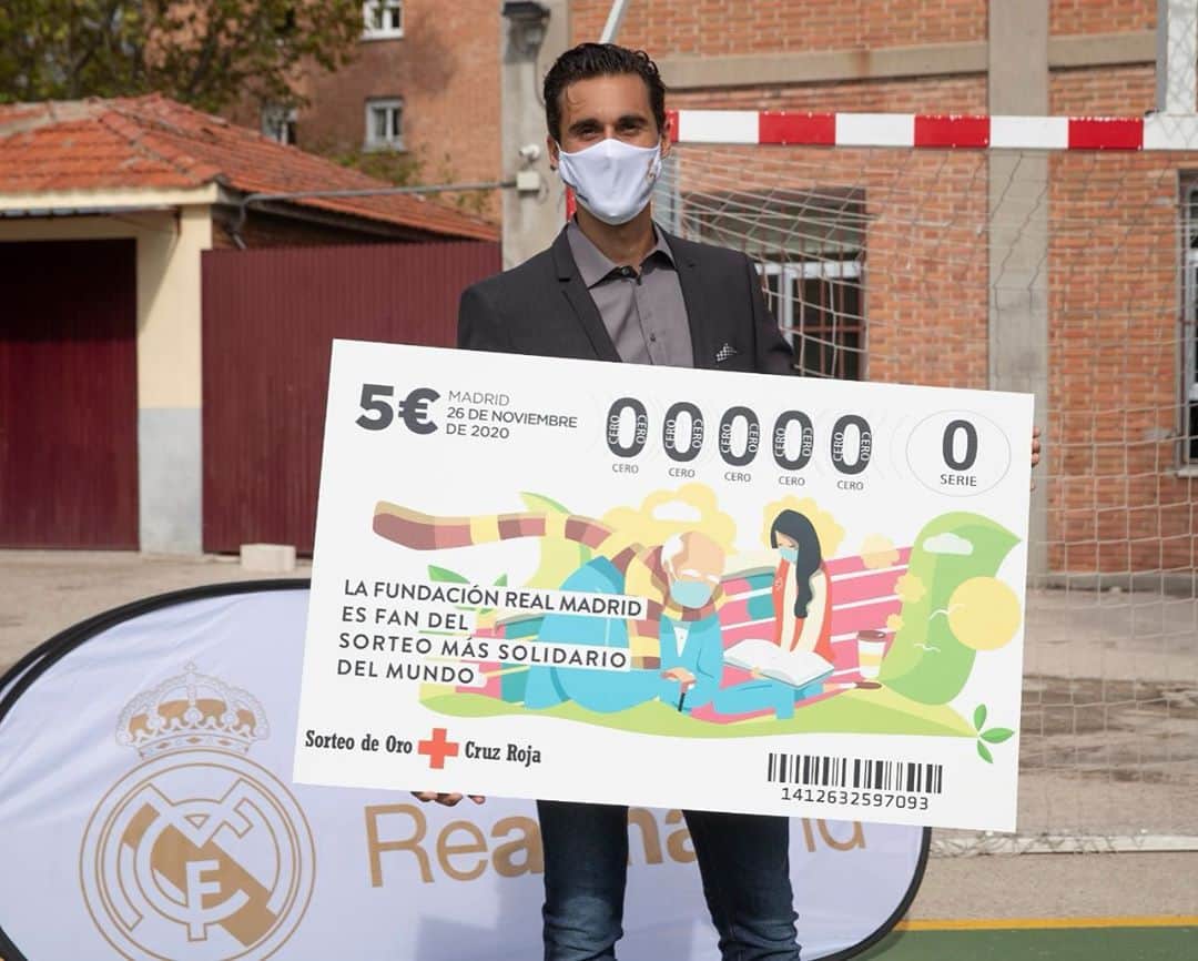のインスタグラム：「Por cuarto año consecutivo, la @fundacion.realmadrid colaborará con el Sorteo de Oro de Cruz Roja, que presentamos ayer y se celebrará el 26 de noviembre en Madrid. Una parte de los beneficios obtenidos por la venta de boletos se destinará a la sostenibilidad del proyecto que Cruz Roja y la Fundación Real Madrid desarrollan en la capital para la mejora de la calidad de vida de las personas sin hogar a través del deporte.  Los boletos para el Sorteo de Oro pueden adquirirse en diferentes puntos de venta al precio de 5 euros. También se activa la compra online en el enlace que podéis encontrar en la bio, y que estará en funcionamiento de forma permanente en el espacio online de la Fundación Real Madrid hasta la celebración del sorteo el próximo 26 de noviembre.   En momentos difíciles las personas más vulnerables lo son aún más por eso es importante que sigamos ayudándo a aquellos que más lo necesitan.」