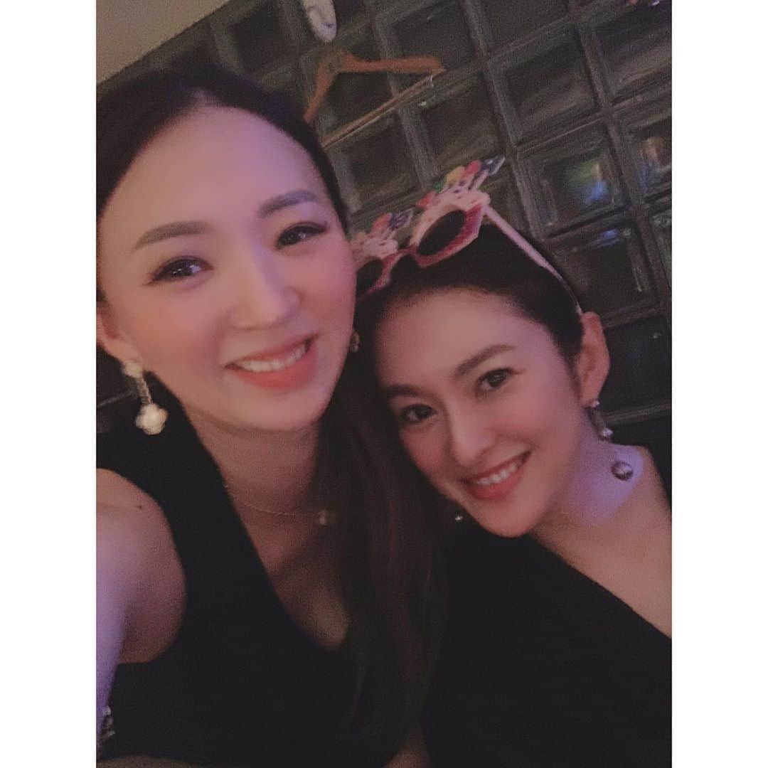 のインスタグラム：「なんだかんだで 毎年だいたい誕生日のカウントダウンはこの人といる🥂 私のいやーな部分も笑 ワガママも いろいろ見せれてしまう 妹なんだけど 姉でもあり 頼れるしっかりした ちー☺︎ いつもそばにいてくれて ありがとう❤︎ #friend #bestfriend #happy #love #birthday 写真はもちろん 2020.09.08🎂」