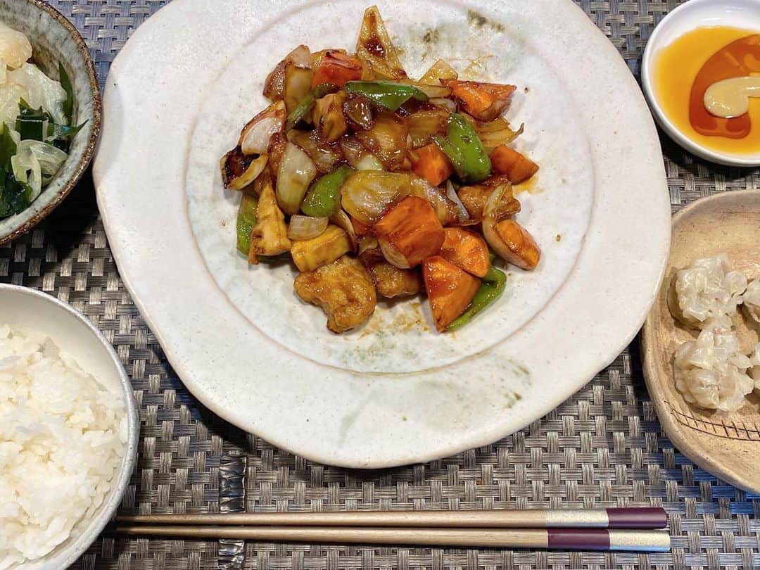 喜国雅彦＆国樹由香さんのインスタグラム写真 - (喜国雅彦＆国樹由香Instagram)「新しいミキサーに不慣れなせいで、洋梨のスムージーを全部ぶちまけるという大惨事。  必死で片付けてしょんぼり夕食を作ろうとしたら、喜国さんが「心折れたんでしょ」と言って、代わりに作ってくれました。わあんスパダリ！（由）  #foodstagram #foodie #yummy #japanesefood #dinner #dinnertime #tokyo #japan  #おうちごはん #感謝 #スムージー全部ぶちまけるなんて #漫画のキャラよりひどい #落ち着けと」9月24日 19時59分 - kunikikuni