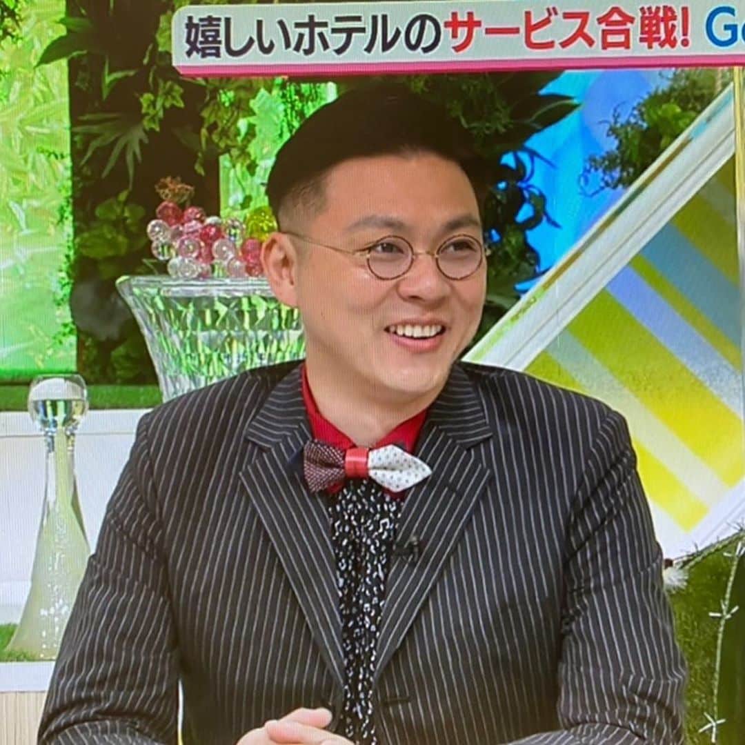 のインスタグラム：「ドスケベ顔。  #学天即  #mbs #ミント  #木曜日  ジャケット シャツ　 パンツ #drybones 蝶ネクタイ #patriqo 丸メガネ #bjclassic  #スケベ顔 #もうちょっと胸元見せての手 #鬼スケベ」