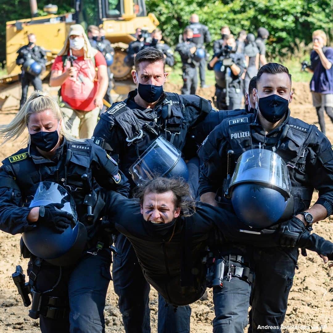 ABC Newsさんのインスタグラム写真 - (ABC NewsInstagram)「Police forces carry away an activist who had occupied a caterpillar vehicle during protest against highway construction in Homberg, Germany. #protest」9月24日 20時01分 - abcnews