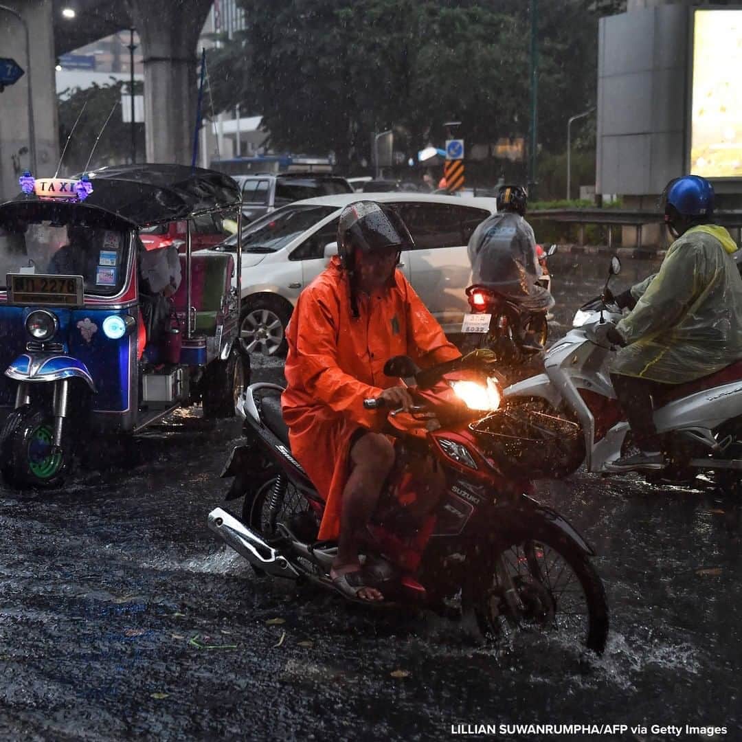 ABC Newsさんのインスタグラム写真 - (ABC NewsInstagram)「Motorists drive along a flooded road during heavy rain in Bangkok, Thailand. #thailand #flood #weather」9月24日 20時01分 - abcnews