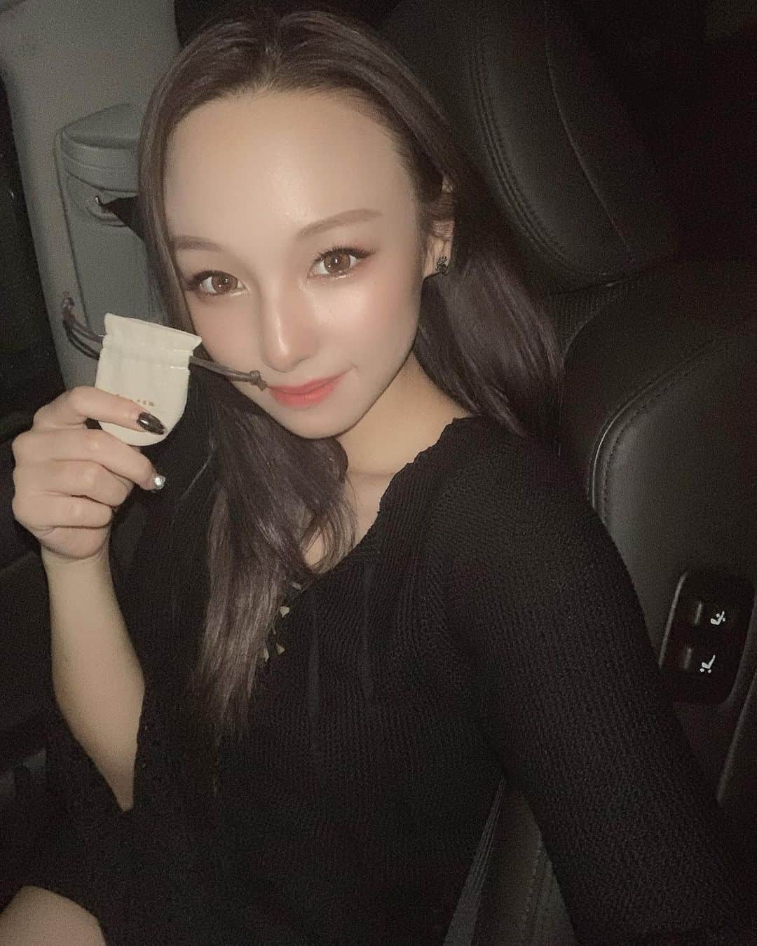 鈴木ユリアのインスタグラム：「. あんまり人と被るのとか好きじゃなくて ピンキーリング欲しくて ずっと行きたかった #鎌倉彫金工房 で オリジナルの指輪作ってきた🦋 . デザインから幅、仕上げまで細かく 自分でこだわれるから ペアとかでかわいね🥺ぜひ💜」