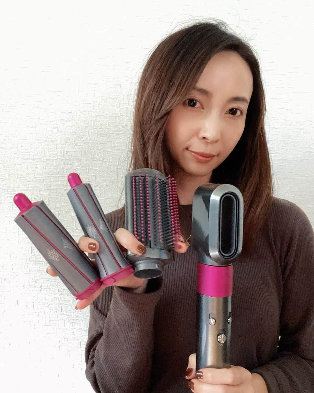 rats1316のインスタグラム：「・ @dysonhair_jp のDyson Airwrap Volume + Shape をお試しさせてもらいました💁🏻‍♀️  乾かす為のドライヤー、ブローする為のスムージングブラシ、巻き髪の為のカーラーと持ってますが、これは1台でアタッチメントを交換するだけで上記のことが全部できてしまう優れもの🧚🏻‍♂  過度な熱に頼らず様々なスタイリングを楽しめます🙆🏻‍♀️  コテなくして巻けるのかと思ってましたが、ちゃんと巻き髪が作れることに驚きました😳熱による髪ダメージも防ぐことができるしとっても◎です🙆🏻‍♀️  ドライも送風口が大きいので、あっという間に乾くから時間短縮になって忙しいママにもぴったりだし、1台で済むから収納場所もとらないし、使い勝手が良くておすすめです👏🏼  @dysonhair_jp ではダイソンエアラップ、髪に関する最新情報を発信しているのでチェック&フォローしてみて下さいね✔️  #ダイソンビューティー #エアラップ #PR」