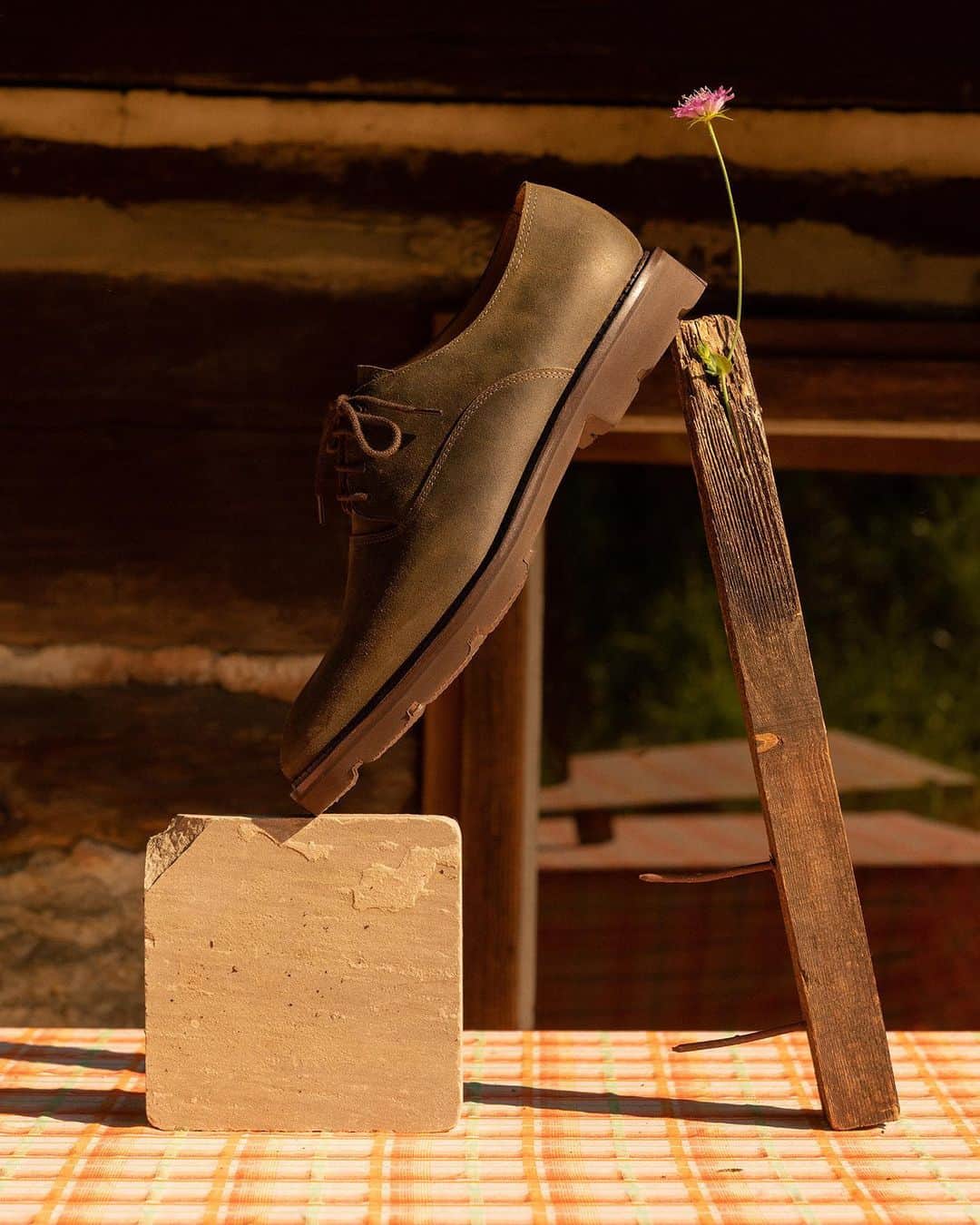 ジョンロブのインスタグラム：「The distinctive finish of the fully waxed suede in Milton not only provides water resistant properties, but also develops a rich character over time, giving the shoe its unique vintage feel. . #johnlobb @wurlidaps」
