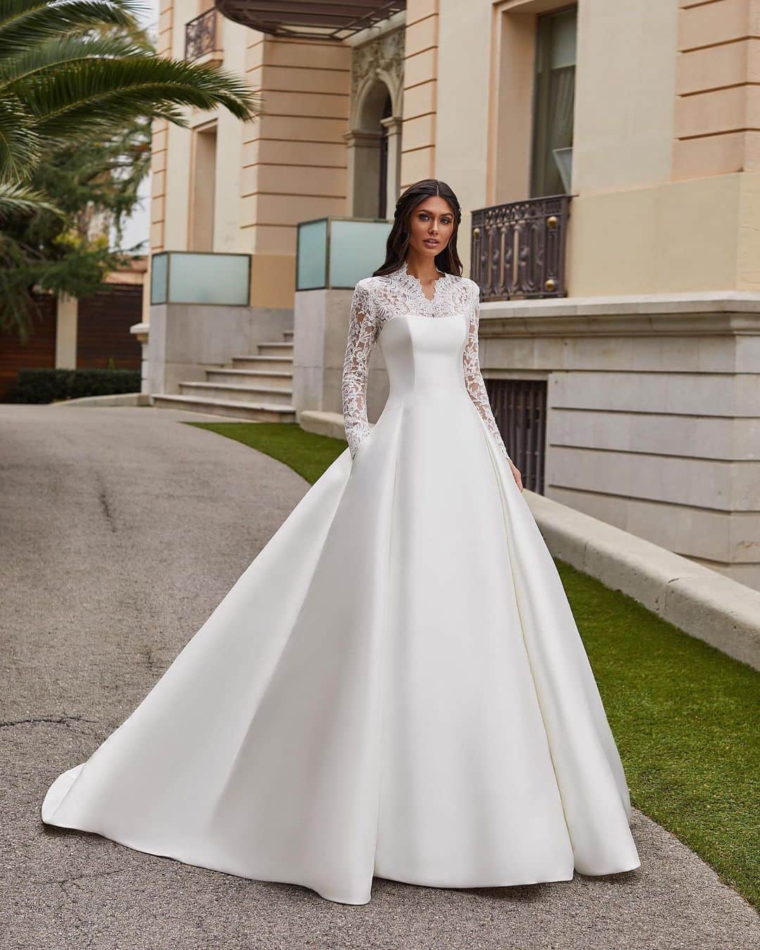 Pronoviasさんのインスタグラム写真 - (PronoviasInstagram)「Elegant minimalism is the leitmotif of this princess-style gown tailored in Mikado silk. With a full skirt, a structured sleeveless bodice, and detachable lace jacket. Discover the new #PronoviasPremiere Collection at your nearest #Pronovias Store. Book your appointment on the link in bio.」9月24日 20時05分 - pronovias